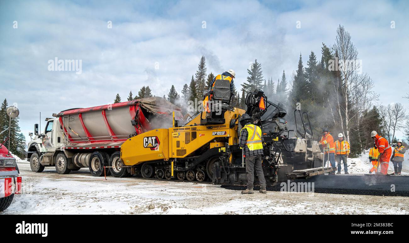 Val-Saint-Gilles, Québec, Canada, 2022-03-10, pose d'une route par une journée froide d'hiver avec plusieurs travailleurs Banque D'Images