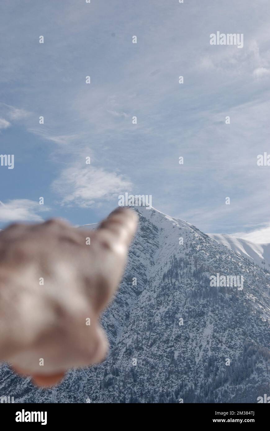 En hiver, en pointant du doigt sur un sommet de montagne Banque D'Images