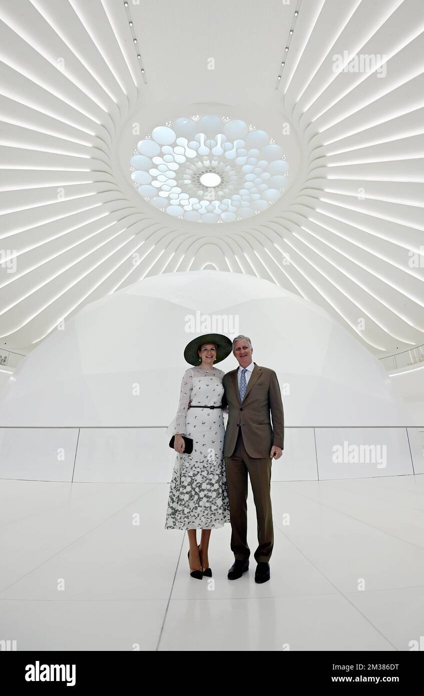 La reine Mathilde de Belgique et le roi Philippe - Filip de Belgique posent pour le photographe lors d'une visite à l'Expo de Dubaï 2020 le dernier jour d'une visite officielle des Royals belges au Sultanat d'Oman et aux Émirats arabes Unis, samedi 05 février 2022. BELGA PHOTO ERIC LALMAND Banque D'Images