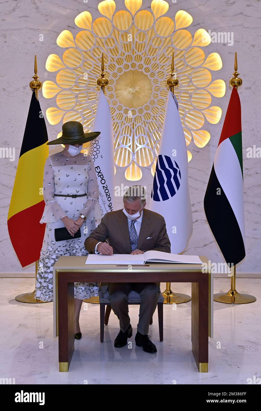 La reine Mathilde de Belgique regarde comme le roi Philippe - Filip de Belgique signe le livre d'or lors d'une visite à l'Expo de Dubaï 2020 le dernier jour d'une visite officielle des Royals belges au Sultanat d'Oman et aux Émirats arabes Unis, samedi 05 février 2022. BELGA PHOTO ERIC LALMAND Banque D'Images