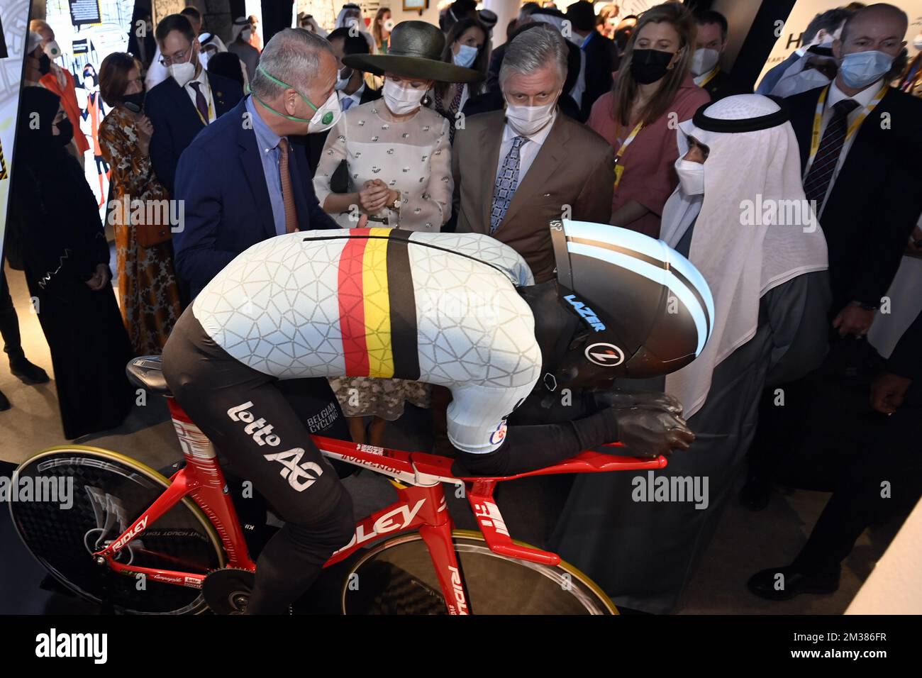 La reine Mathilde de Belgique et le roi Philippe - Filip de Belgique inspectent un modèle cycliste portant la tenue de l'équipe cycliste nationale belge, Assis sur un vélo d'essai Ridley à l'occasion d'une visite à l'exposition de Dubaï 2020 le dernier jour d'une visite officielle des Royals belges au Sultanat d'Oman et aux Émirats arabes Unis, samedi 05 février 2022. BELGA PHOTO ERIC LALMAND Banque D'Images
