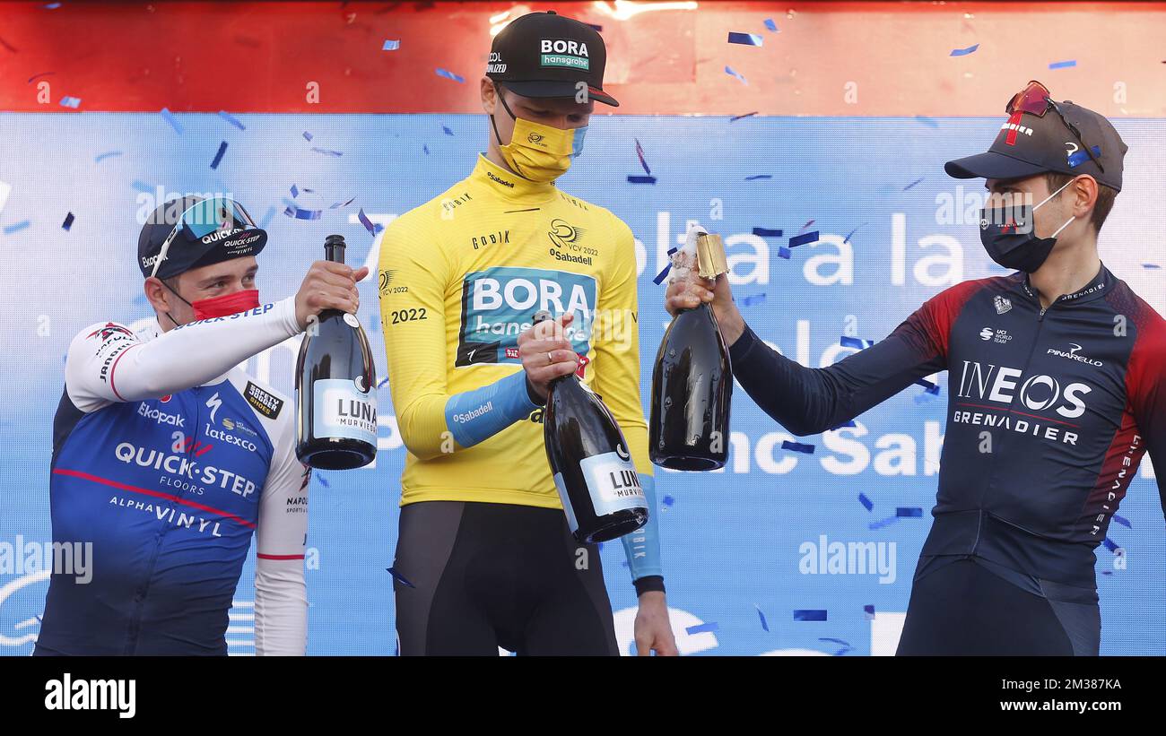 Remco Evenepoel belge de Quick-Step Alpha Vinyl, russe Aleksandr Vlasov de Bora-Hansgrohe et espagnol Carlos Rodriguez d'Ineos Grenadiers célèbrent sur le podium la cinquième et dernière étape de la 'Volta a la Comunitat Valenciana' Tour de Valence course cycliste en Espagne, Le dimanche 06 février 2022 de Paterna à Valence (92 km). La visite a lieu de 2 février à 6th. BELGA PHOTO MIGUEL ANGEL POLO Banque D'Images