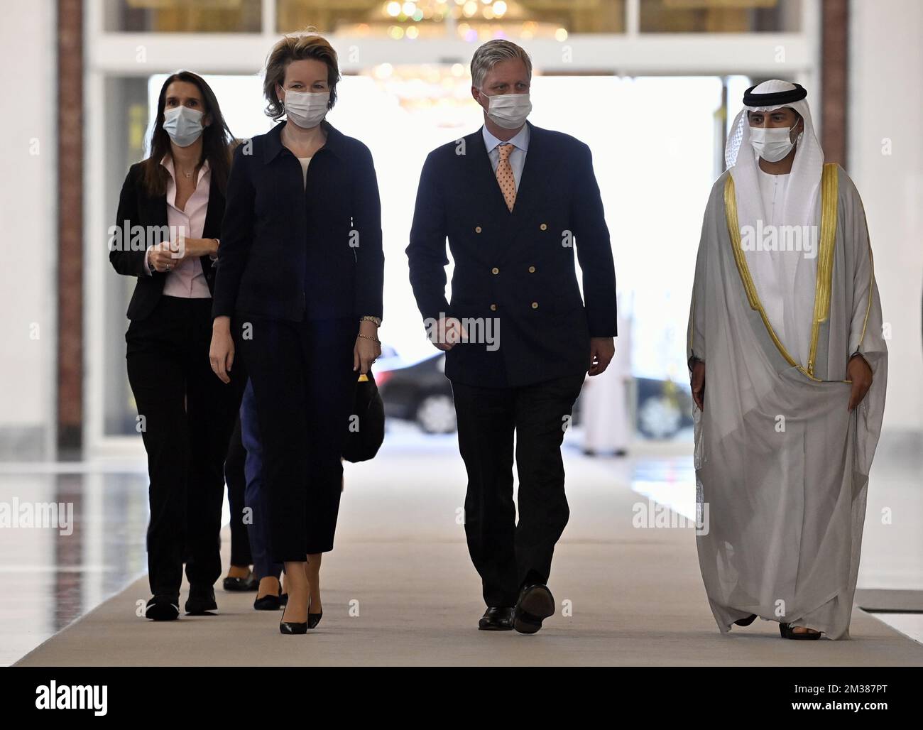 Le ministre fédéral Sophie Wilmes, la reine Mathilde de Belgique et le roi Philippe - Filip de Belgique photographié lors de la cérémonie d'adieu à l'aéroport Al Maktoum d'Abu Dhabi le dernier jour d'une visite officielle des Royals belges au Sultanat d'Oman et aux Émirats arabes Unis, Dimanche 06 février 2022. BELGA PHOTO ERIC LALMAND Banque D'Images