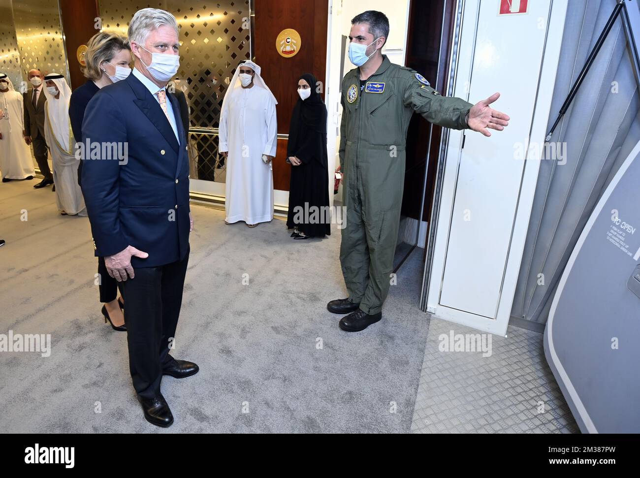 Reine Mathilde de Belgique et Roi Philippe - Filip de Belgique photographié lors de la cérémonie d'adieu à l'aéroport Al Maktoum d'Abu Dhabi, le dernier jour d'une visite officielle des Royals belges au Sultanat d'Oman et aux Émirats arabes Unis, dimanche 06 février 2022. BELGA PHOTO ERIC LALMAND Banque D'Images