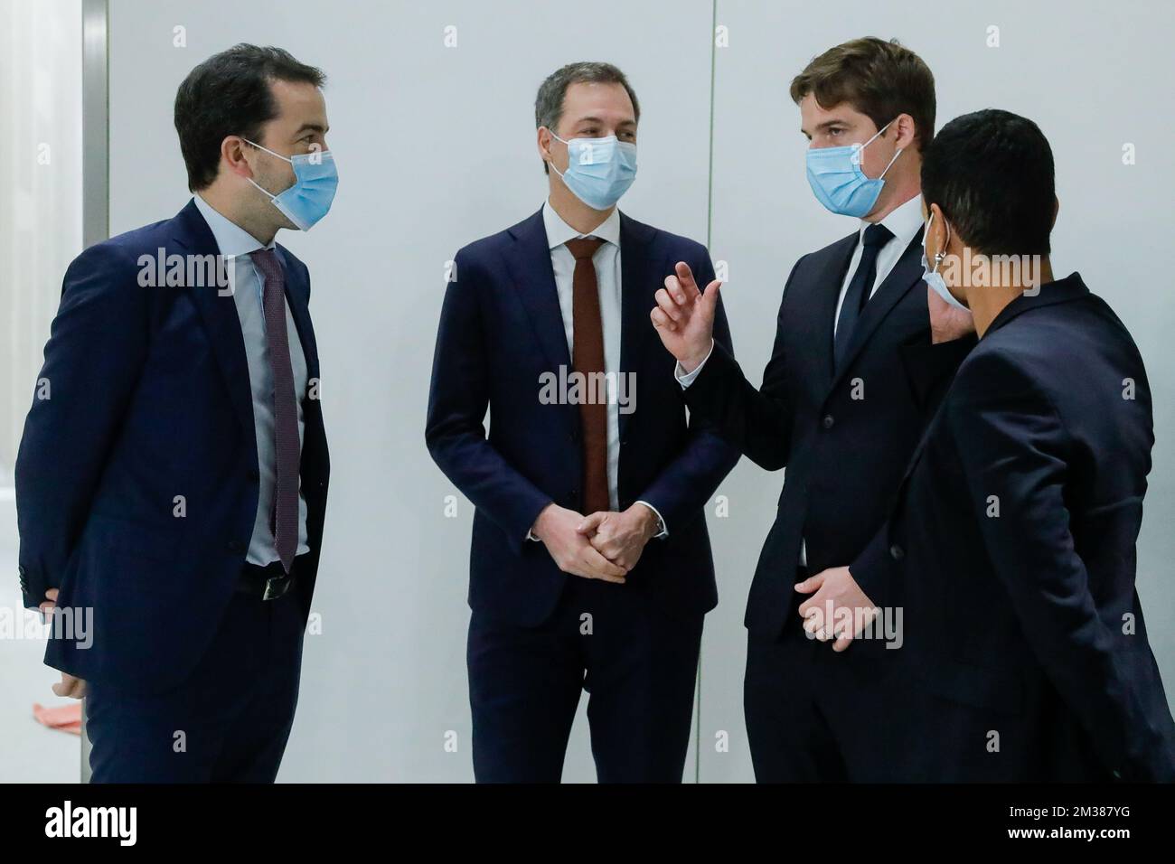 Le PDG d'Exothera Thibault Jonckheere, le Premier ministre Alexander de Croo, le vice-premier ministre et ministre de l'économie et du travail Pierre-Yves Dermagne et ministre de la coopération au développement Meryame Kitir en photo lors d'une visite au fabricant de vecteurs viraux d'Exothera, filiale d'Univercells, lundi 07 février 2022 à Jumet. Les vecteurs viraux sont utilisés par les sociétés de thérapie génique et de vaccins. BELGA PHOTO POOL STEPHANIE LECOCQ Banque D'Images