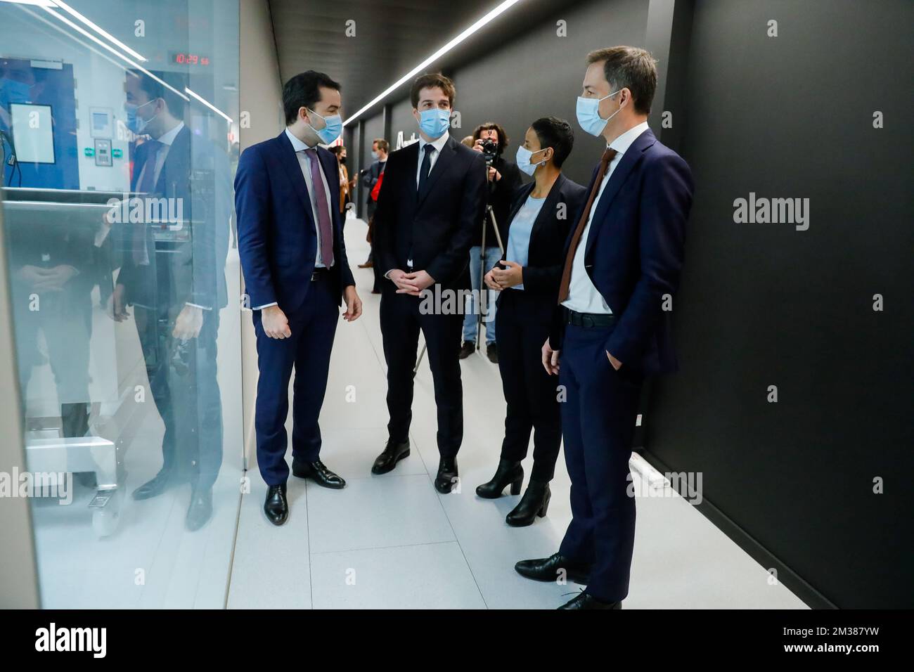 Thibault Jonckheere, chef de la direction d'Exothera, secrétaire d'État à la politique scientifique Thomas Dermine, ministre de la coopération au développement Meryame Kitir et Premier ministre Alexander de Croo ont photographié lors d'une visite au fabricant de vecteurs viraux d'Exothera, affilié à Univercells, le lundi 07 février 2022 à Jumet. Les vecteurs viraux sont utilisés par les sociétés de thérapie génique et de vaccins. BELGA PHOTO POOL STEPHANIE LECOCQ Banque D'Images