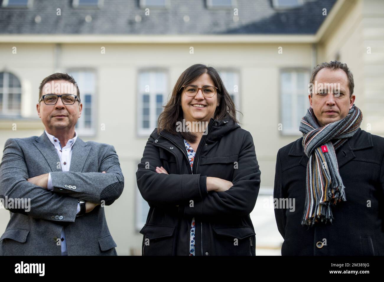 Bornem Alderman Eddie Bormans, l'alderwoman Bornem Saadet Gulhan et l'ancien maire de Bornem Kristof Joos, photographiés lors d'une conférence de presse sur la nouvelle coalition entre N-va et CD&V au conseil municipal de Bornem, à Bornem, le vendredi 11 février 2022. BELGA PHOTO JASPER JACOBS Banque D'Images