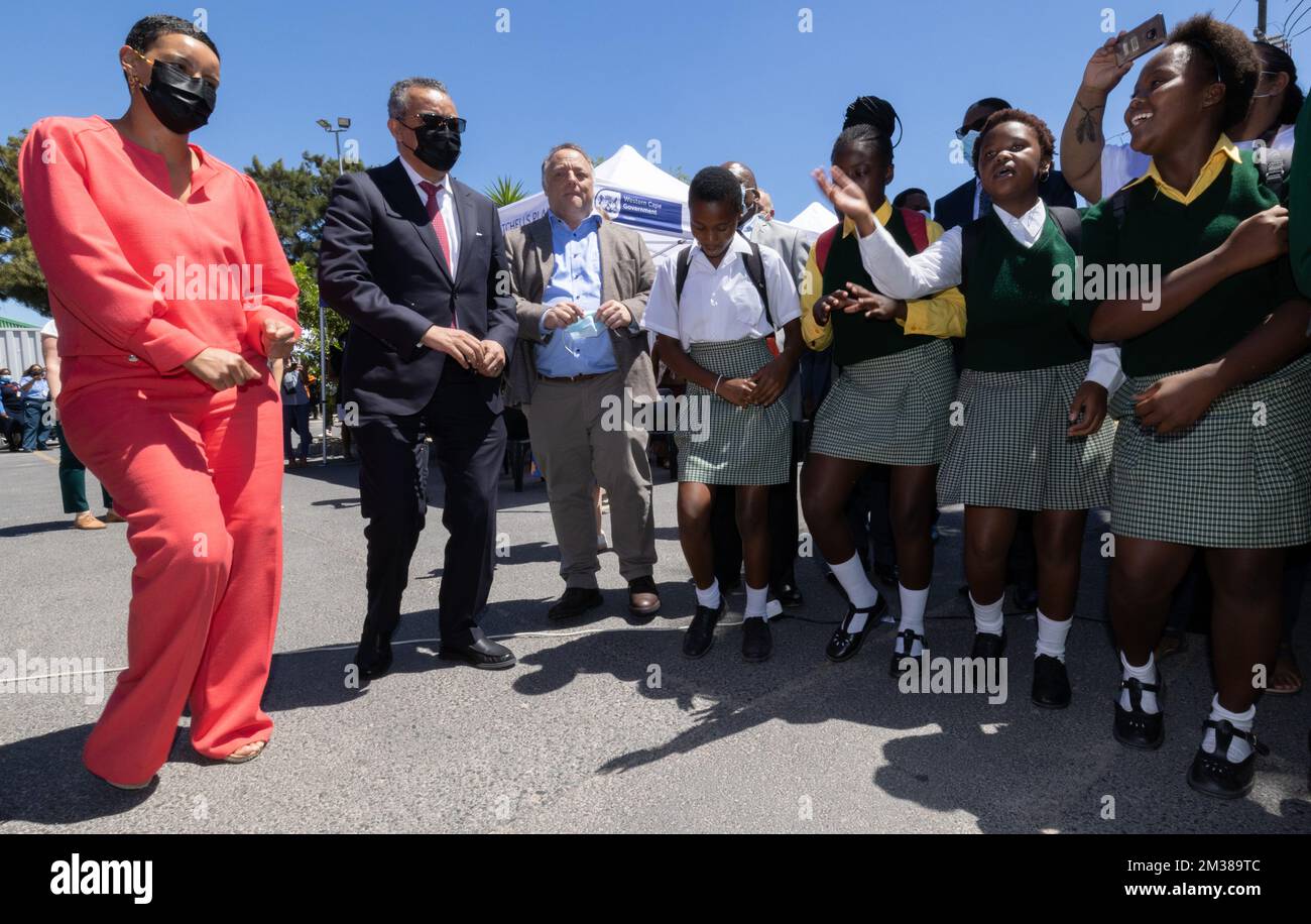 Ministre de la coopération pour le développement Meryame Kitir, Organisation mondiale de la Santé LE Dr Tedros Adhanom Ghebreyesus, directeur général DE L'OMS, et le virologue belge Marc Van Ranst photographiés lors d'une visite au Centre de santé communautaire Crossroads et de leur initiative Vaxi-taxi, Le premier jour d'une mission en Afrique du Sud du ministre belge de la coopération et du développement, au Cap, Afrique du Sud, le vendredi 11 février 2022. L'objectif de cette mission est l'importance d'un accès équitable aux vaccins COVID dans le monde entier et de prendre note d'un certain nombre d'initiatives qui sont élaborées autour de ce sujet dans Banque D'Images