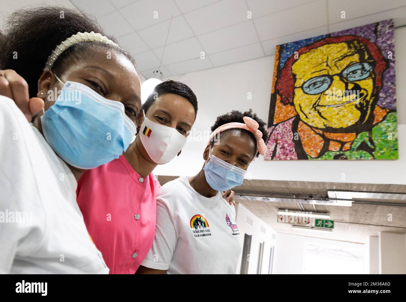 La ministre de la coopération au développement Meryame Kitir pose un selfie devant un tableau de Desmond Tutu lors d'une visite à la Fondation Desmond Tutu Health (DTHF), lors d'une mission en Afrique du Sud du ministre belge de la coopération et du développement, au Cap, en Afrique du Sud, le samedi 12 février 2022. L'objectif de cette mission est l'importance d'un accès équitable aux vaccins COVID dans le monde entier et de prendre note d'un certain nombre d'initiatives qui sont en cours d'élaboration autour de ce sujet en Afrique du Sud. La Belgique soutient, par l'intermédiaire de l'Organisation mondiale de la santé (OMS), un vaccin local contre l'ARNm COVID-19 Banque D'Images