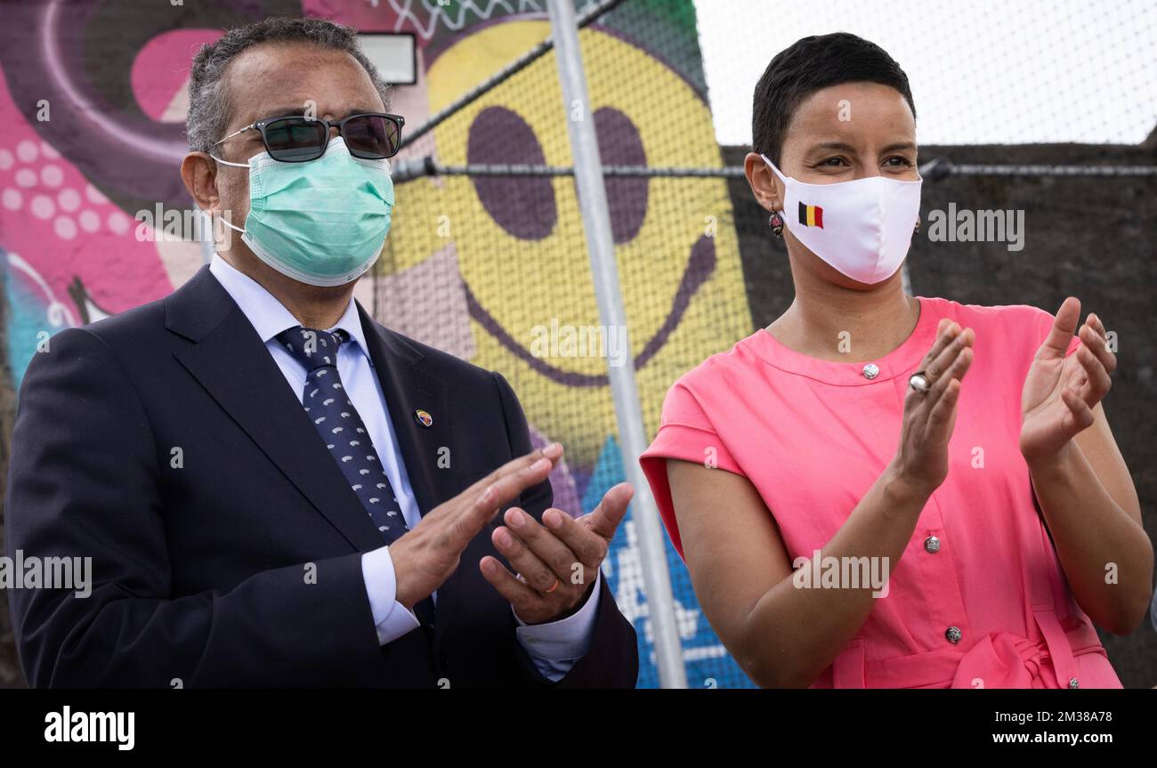 Organisation mondiale de la santé LE Dr Tedros Adhanom Ghebreyesus, directeur général de L'OMS, et la ministre belge de la coopération au développement, Meryame Kitir, photographiés devant un smiley géant lors d'une visite au village de Philippi, lors d'une mission en Afrique du Sud du ministre belge de la coopération et du développement, au Cap, en Afrique du Sud, Samedi 12 février 2022. L'objectif de cette mission est l'importance d'un accès équitable aux vaccins COVID dans le monde entier et de prendre note d'un certain nombre d'initiatives qui sont en cours d'élaboration autour de ce sujet en Afrique du Sud. La Belgique soutient, par le biais de l'Organisation mondiale de la Santé Banque D'Images