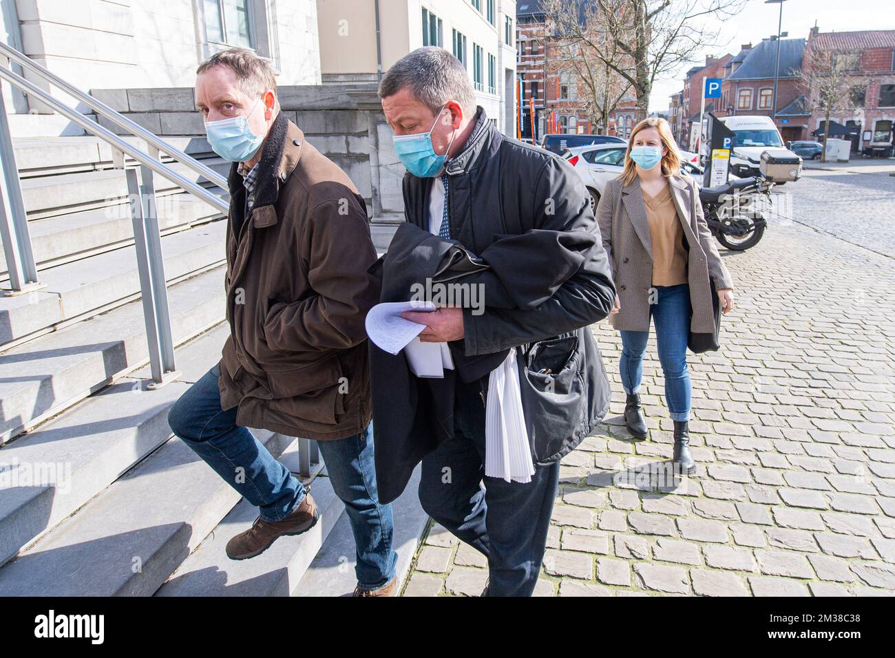 L'accusé Karel B. et l'avocat Guillaume 'Billy' Reynders (R) photographiés avant la constitution du jury pour le procès assizes de Karel B., devant le tribunal d'assises de Limbourg à Tongeren le mardi 15 février 2022. Dix mois après la mort de sa femme Annick Haesevoets, Karel B. finit en prison sur 7 février 2017. Ce n'est qu'alors qu'il est devenu clair pourquoi la femme est décédée en avril 2016. Un pot de tiramisu qu'elle avait mangé s'est avéré contenir de grandes doses de restes de médicaments, y compris des somnifères. L'homme nie avec véhémence son implication. Depuis février 2018, il a été autorisé à rentrer chez lui Banque D'Images