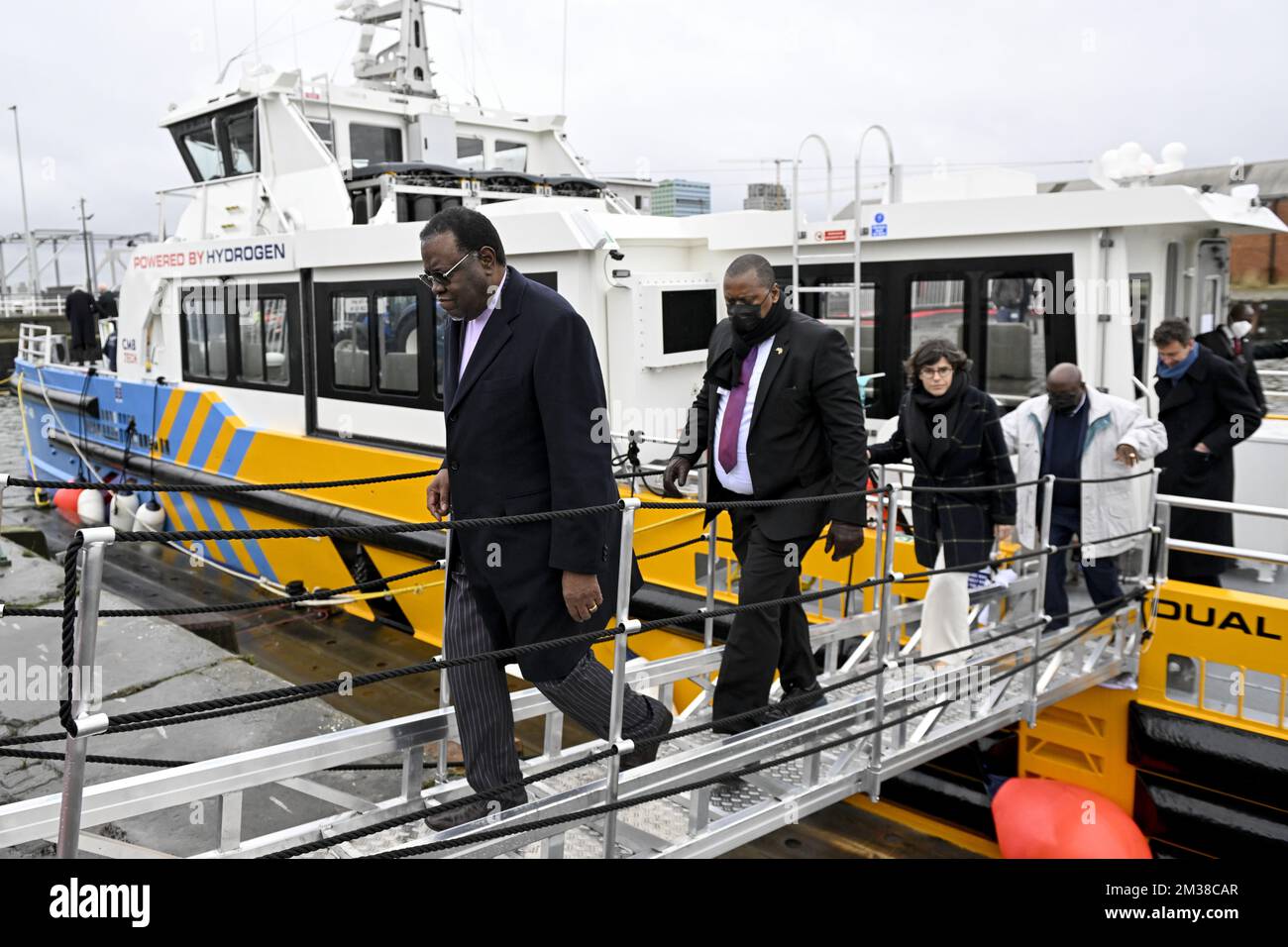 Hage G. Geingob, président namibien, Tinne Van der Straeten, ministre de l'énergie, et Alexander Saverys, directeur général de CMB, photographiés lors d'une visite au port d'Anvers et à la station de remplissage d'hydrogène, à Anvers, le mercredi 16 février 2022. Grâce à ses déserts qui offrent une grande capacité pour l'énergie solaire et éolienne, la Namibie veut jouer un rôle pionnier dans le domaine de la transition énergétique. À cet égard, les autorités namibiennes sont curieux des capacités de stockage que l'hydrogène vert offre et des technologies belges. BELGA PHOTO DIRK WAEM Banque D'Images