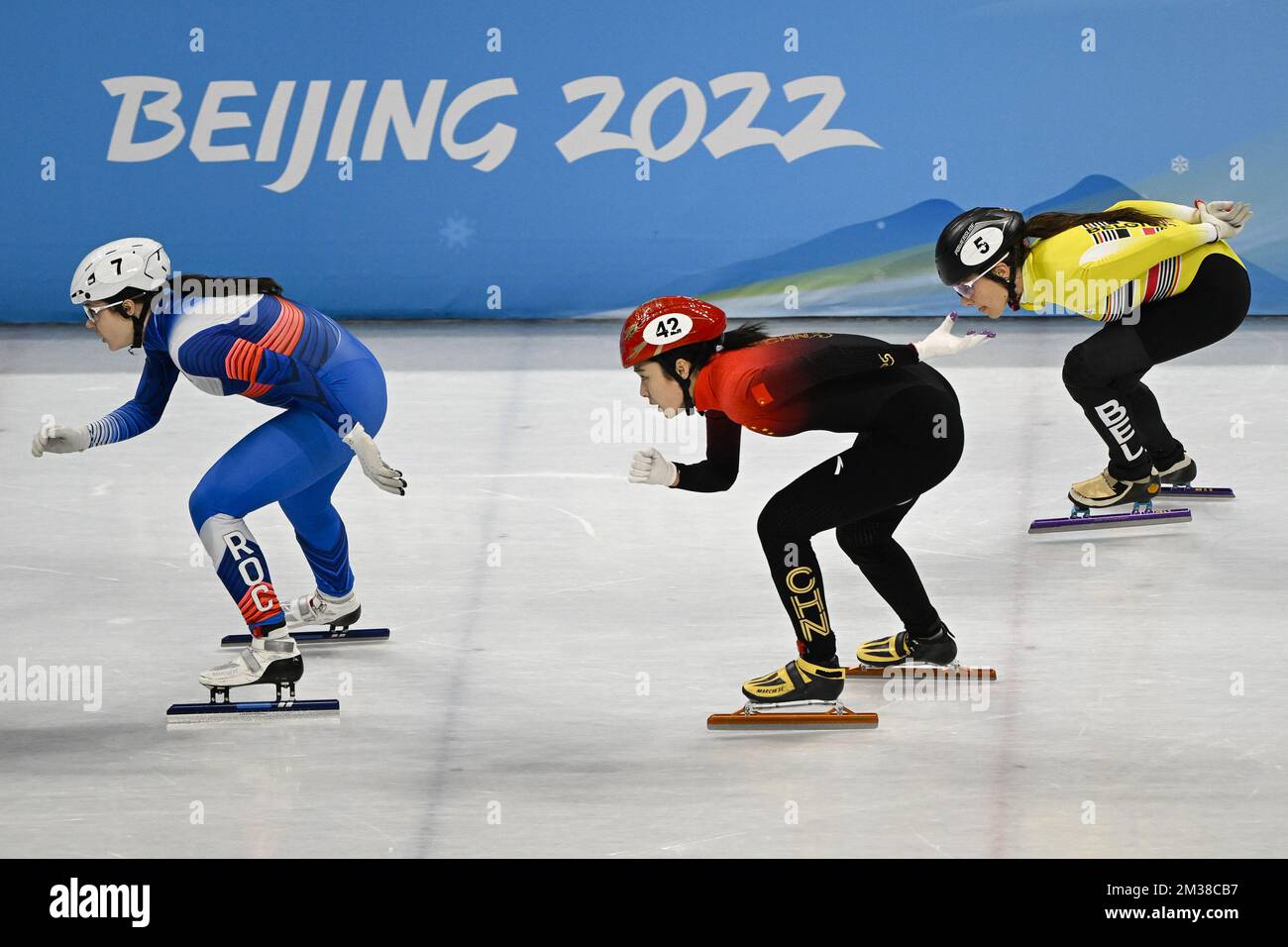 Sofia Prosvirnova du comité olympique russe, Chutong Zhang chinois et Hanne Desmet, patineuse belge sur piste courte, photographiée en action lors de la première course du slalom masculin de ski alpin, aux Jeux Olympiques d'hiver de Beijing 2022 à Beijing, en Chine, le mercredi 16 février 2022. Les Jeux olympiques d'hiver se tiendront du 4 au 20 février 2022. BELGA PHOTO LAURIE DIEFFEMBACQ Banque D'Images