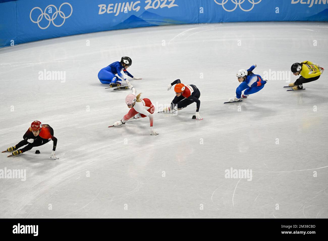 Chutong Zhang, Natalia Maliszewska, Ekaterina Efremenkova du Comité olympique russe, Suzanne Scholl néerlandaise, Sofia Prosvirnova du Comité olympique russe et Hanne Desmet, patineuse belge, photographiée en action lors de la première course du slalom masculin de ski alpin, aux Jeux Olympiques d'hiver de Beijing 2022 à Beijing, en Chine, Mercredi 16 février 2022. Les Jeux olympiques d'hiver se tiendront du 4 au 20 février 2022. BELGA PHOTO LAURIE DIEFFEMBACQ Banque D'Images