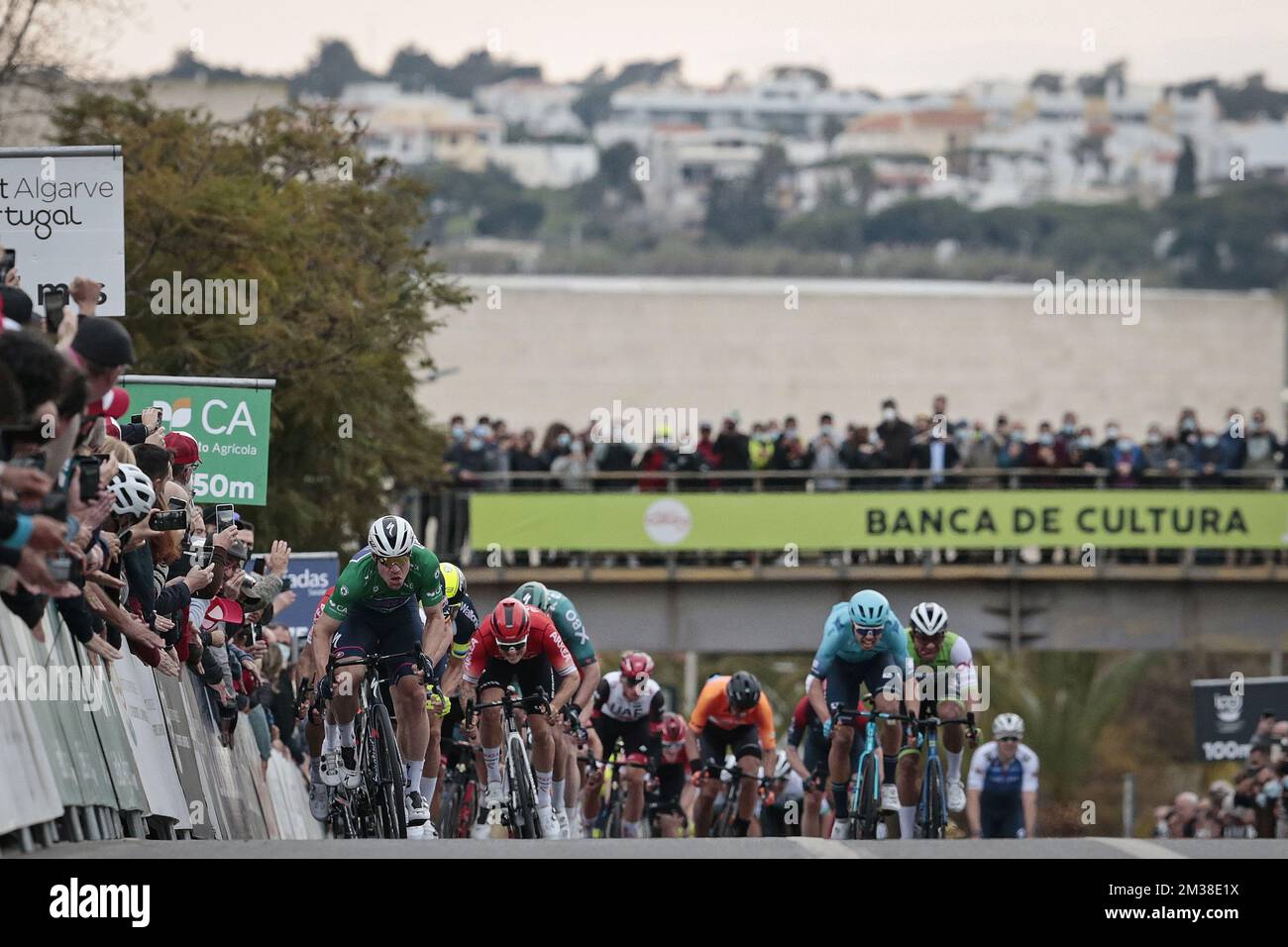 L'illustration montre le sprint de la troisième étape de la Volta ao Algarve course cycliste, d'Almodovar à Faro (211,4 km), au Portugal, vendredi 18 février 2022. La visite de l'Algarve a lieu de 16 à 20 Ferbuary dans le sud du Portugal. BELGA PHOTO FILIPE FARINHA Banque D'Images