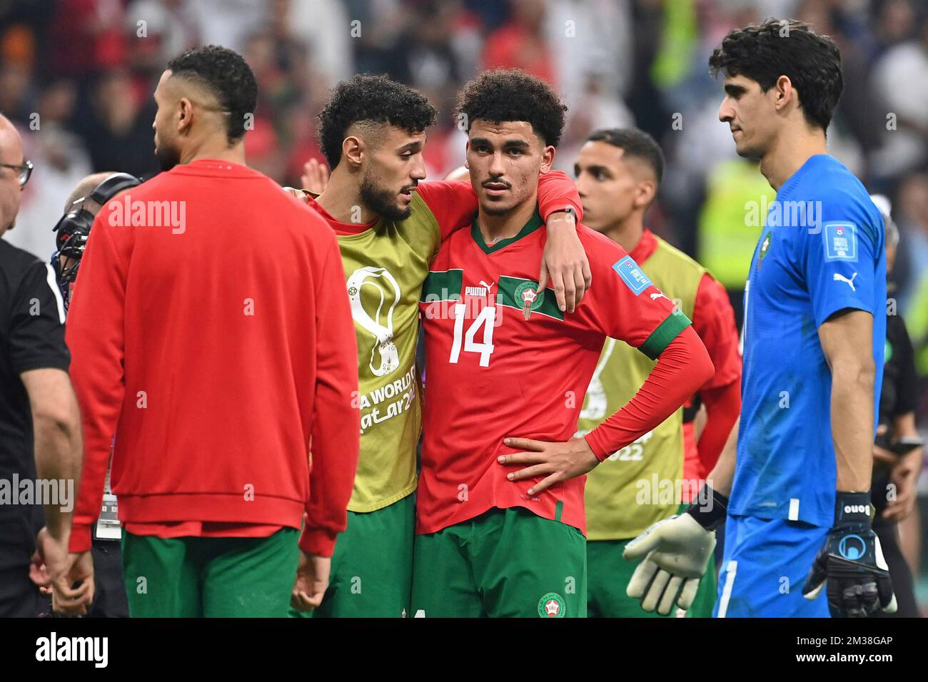 MAZRAOUI Noussair (MAR) confort ABOUKHLAL Zakaria (MAR, re) après la fin du jeu, re:goalwart BONO (MAR), déception, frustré, déçu, Frustratedriert, abattu, demi-finale 62, France (FRA) - Maroc (MAR ) 2-0, le 12/14/2022, Al Bayt Stadium football World Cup 20122 au Qatar de 11/20 à 18.12.2022 ? Banque D'Images