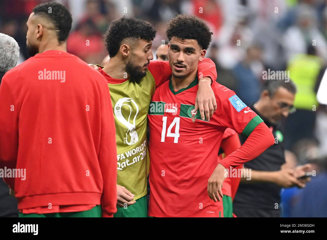 MAZRAOUI Noussair (MAR) confort ABOUKHLAL Zakaria (MAR, re) après la fin du jeu, déception, frustré, déçu, frustré, frustré, Abattu, demi-finale 62, France (FRA) - Maroc (MAR) 2-0, on 14 décembre. 2022, coupe du monde de football Al Bayt Stadium 20122 au Qatar à partir de 20,11. - 18.12.2022 ? Banque D'Images