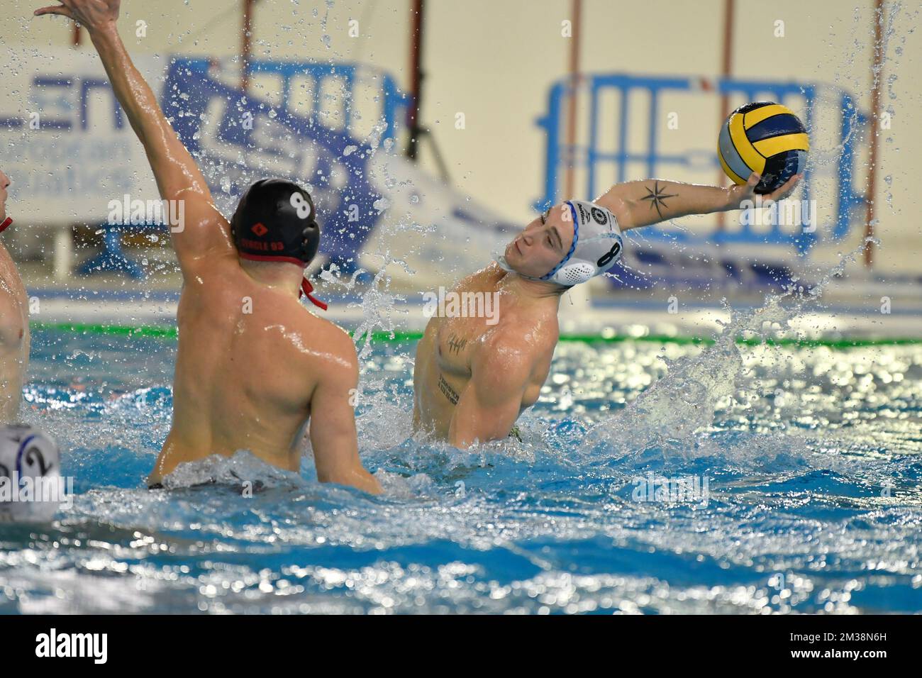 Michele Mezzarobba (Pallanuoto Trieste) vs Antonio Petkovic (CN Noisy le sec) pendant le match de water-polo de la coupe LEN Pallanuoto Trieste vs CN Noisy le sec sur 14 décembre 2022 à la piscine Bruno Bianchi à Trieste, Italie (photo de Marco Todaro/LiveMedia) Banque D'Images
