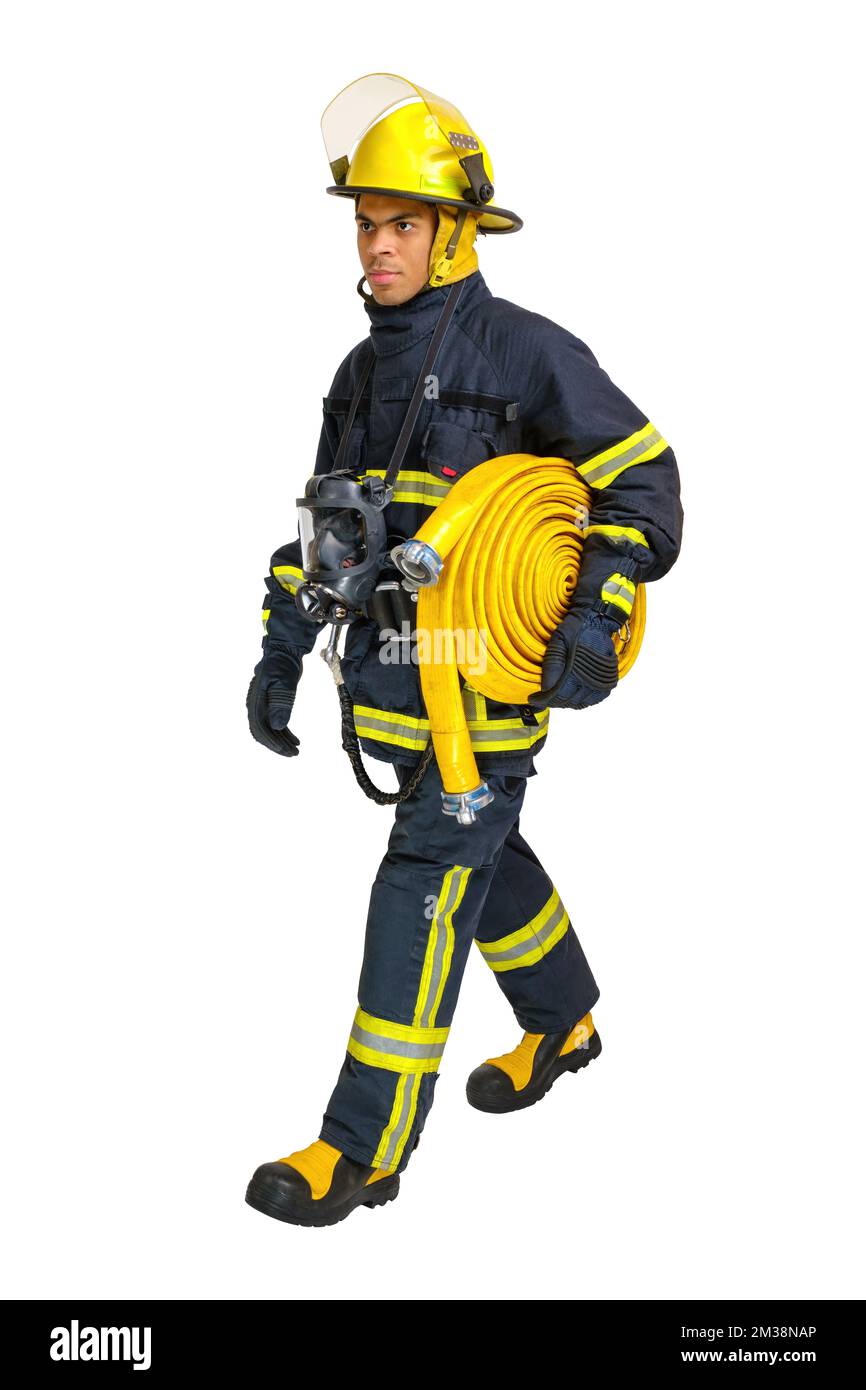Le pompier s'éloigne en profil avec le tuyau d'incendie dans sa main. Banque D'Images