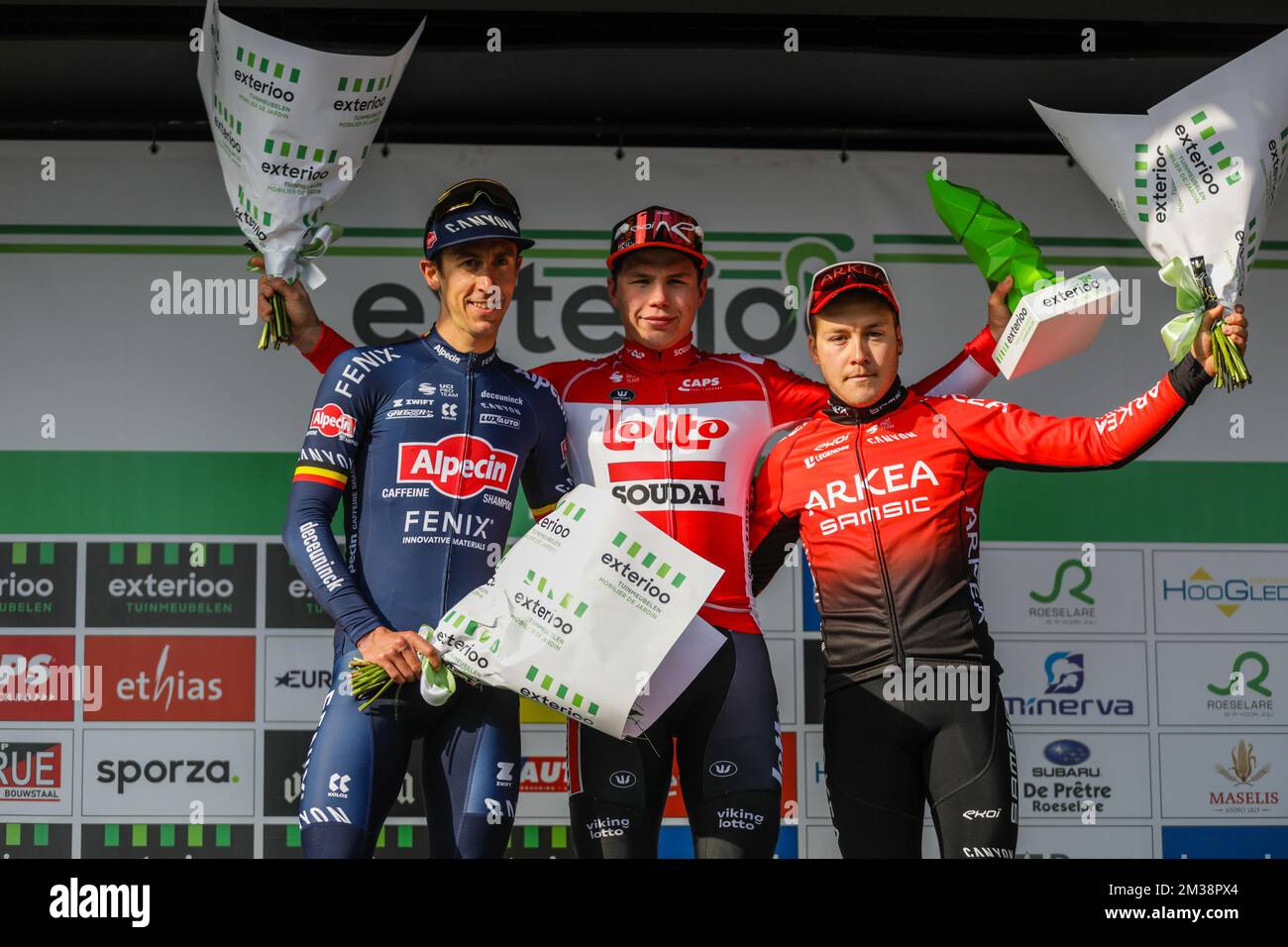 L-R, second Belge Dries de Bondt d'Alpecin-Fenix, vainqueur belge Arnaud de lie de Lotto Soudal et troisième français Hugo Hofstetter d'Arkea-Samsic, sur le podium après l'édition 11th de la course cycliste 'Grote prijs Jean-Pierre Monsere', 203,2km de Hooglede à Roeselare, dimanche 06 mars 2022. BELGA PHOTO MARIJN DE KEYZER Banque D'Images