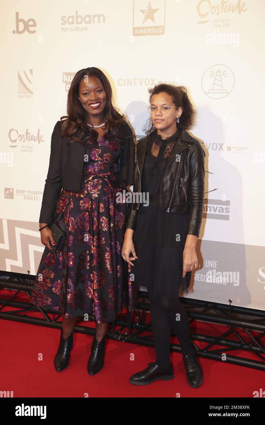 Assita Kanko, membre du Parlement européen de N-va, et sa fille photographiée lors de la cérémonie de remise des prix du film flamand des 'ensorss' au 'Festival du film d'Ostende' 14th, samedi 12 mars 2022, à Ostende. BELGA PHOTO NICOLAS MATERLINCK Banque D'Images