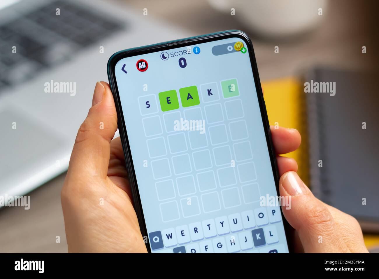 Kiev, Ukraine - 13th décembre 2022: Wordle est un jeu de mots sur l'écran d'un téléphone mobile. Banque D'Images