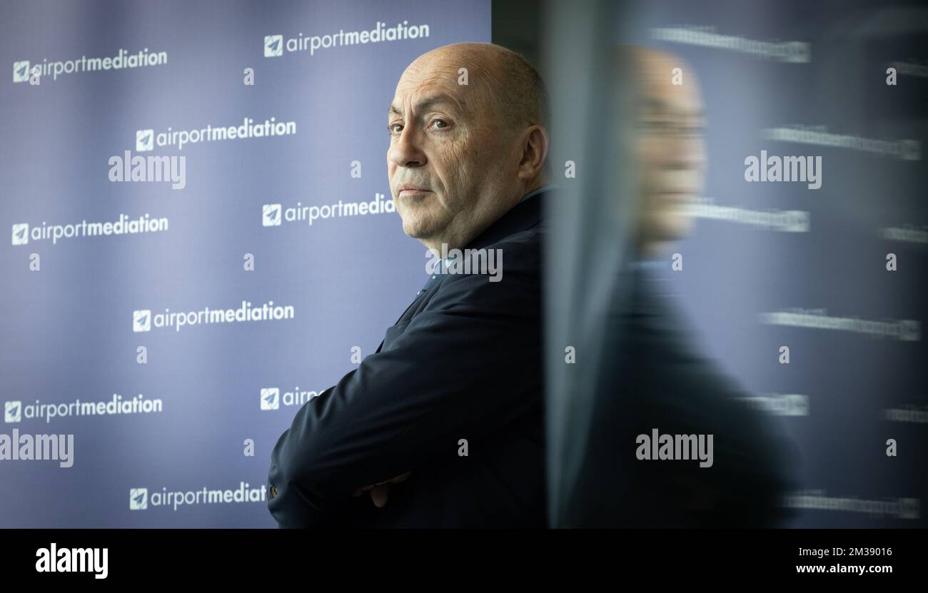 Philippe Touwaide, médiateur de l'aéroport de Bruxelles, pose pour le photographe à Zaventem le lundi 14 mars 2022. BELGA PHOTO BENOIT DOPPAGNE Banque D'Images