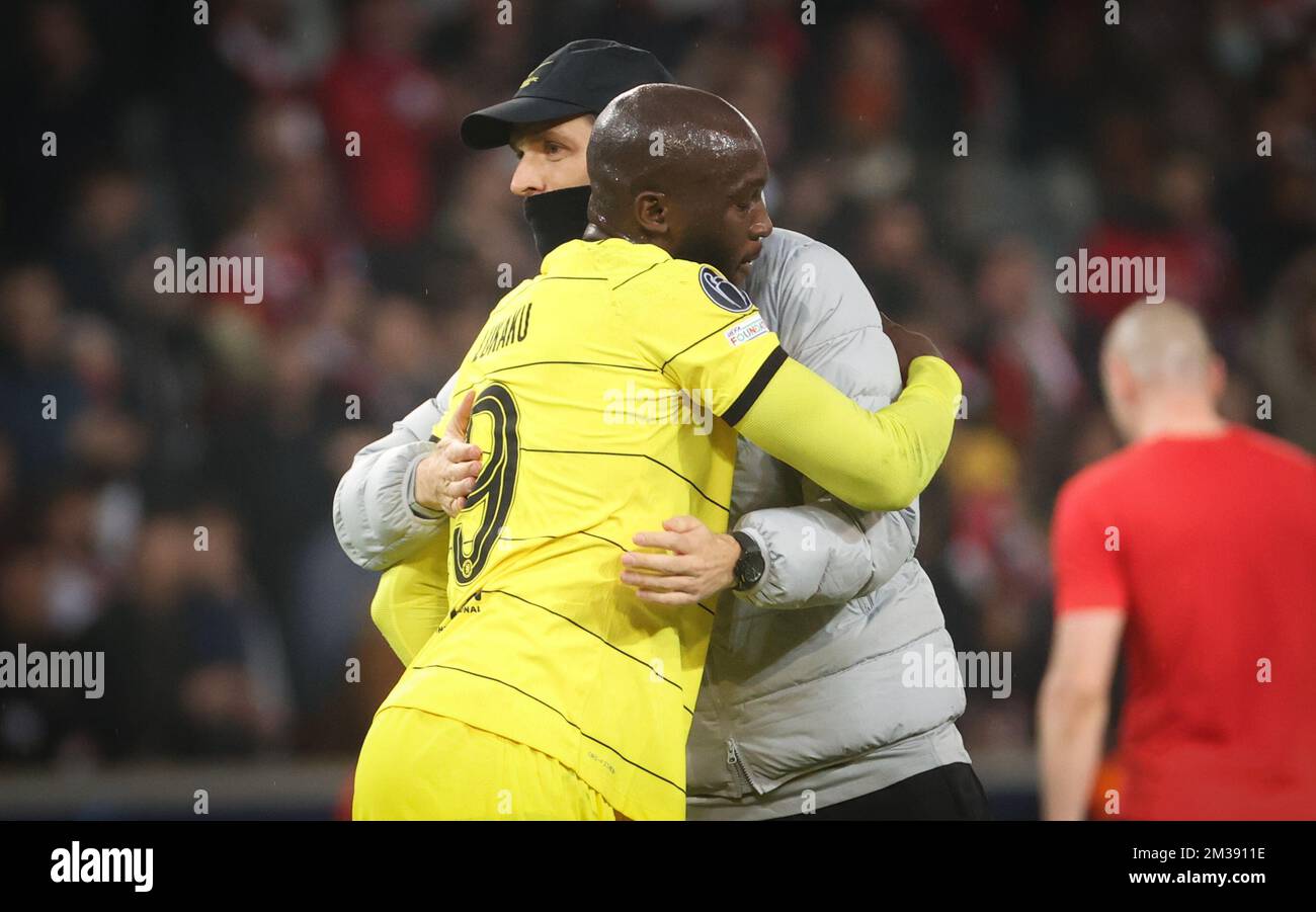 Romelu Lukaku de Chelsea et Thomas Tuchel, entraîneur en chef de Chelsea, se bousculer à la fin du match de retour de la finale a UEFA Champions League 1/8 entre l'équipe française de football LOSC Lille et le FC anglais Chelsea, mercredi 16 mars 2022 à Lille, France. BELGA PHOTO VIRGINIE LEFOUR Banque D'Images