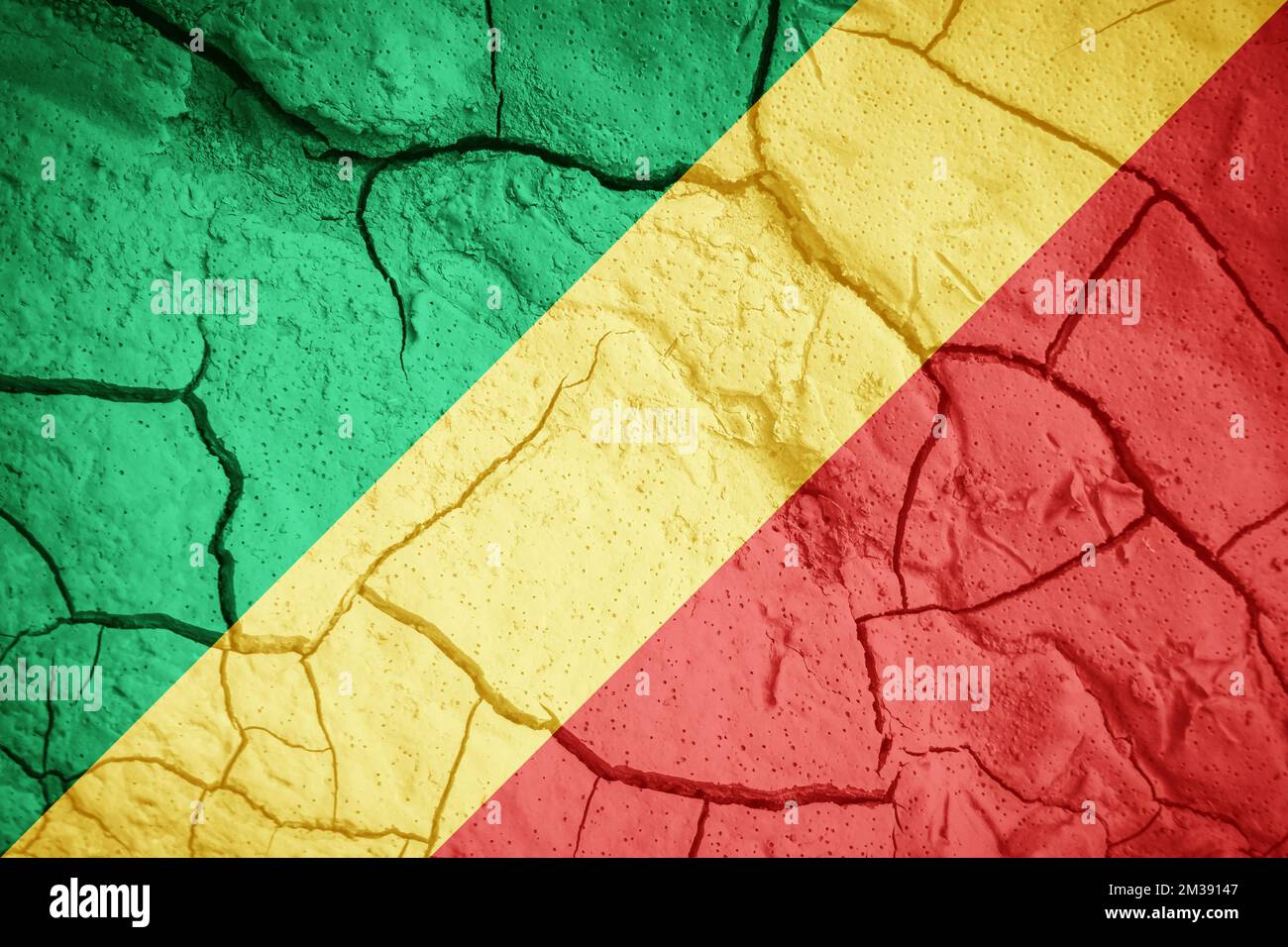 Drapeau du Congo. Symbole Congo. Drapeau sur fond de terre sèche fissurée. Drapeau du Congo avec concept de sécheresse Banque D'Images