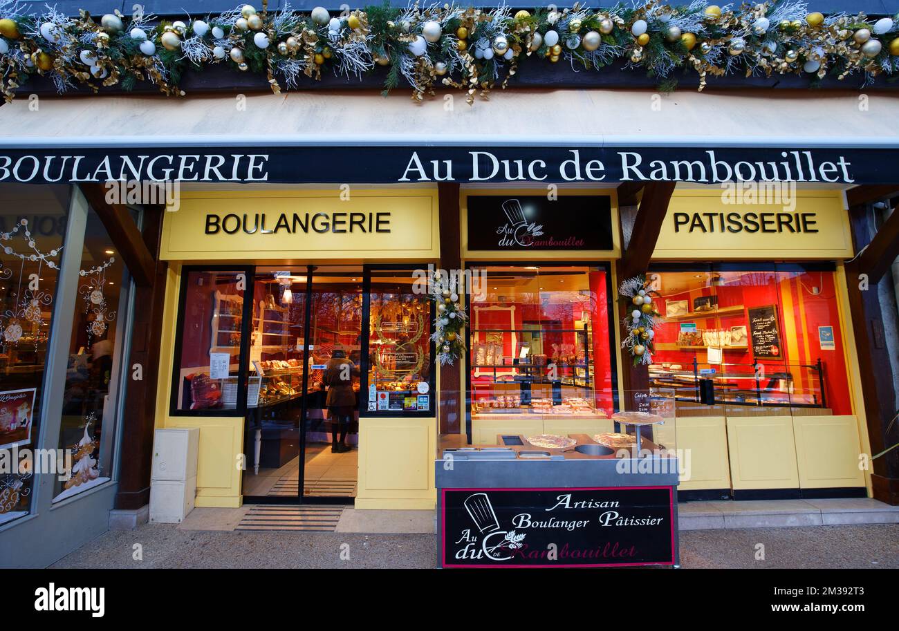 Au Duc de Rambouillet est une boulangerie française traditionnelle et un  magasin de pain décoré pour Noël 2022 . Il est situé dans le centre de  Rambouillet Photo Stock - Alamy