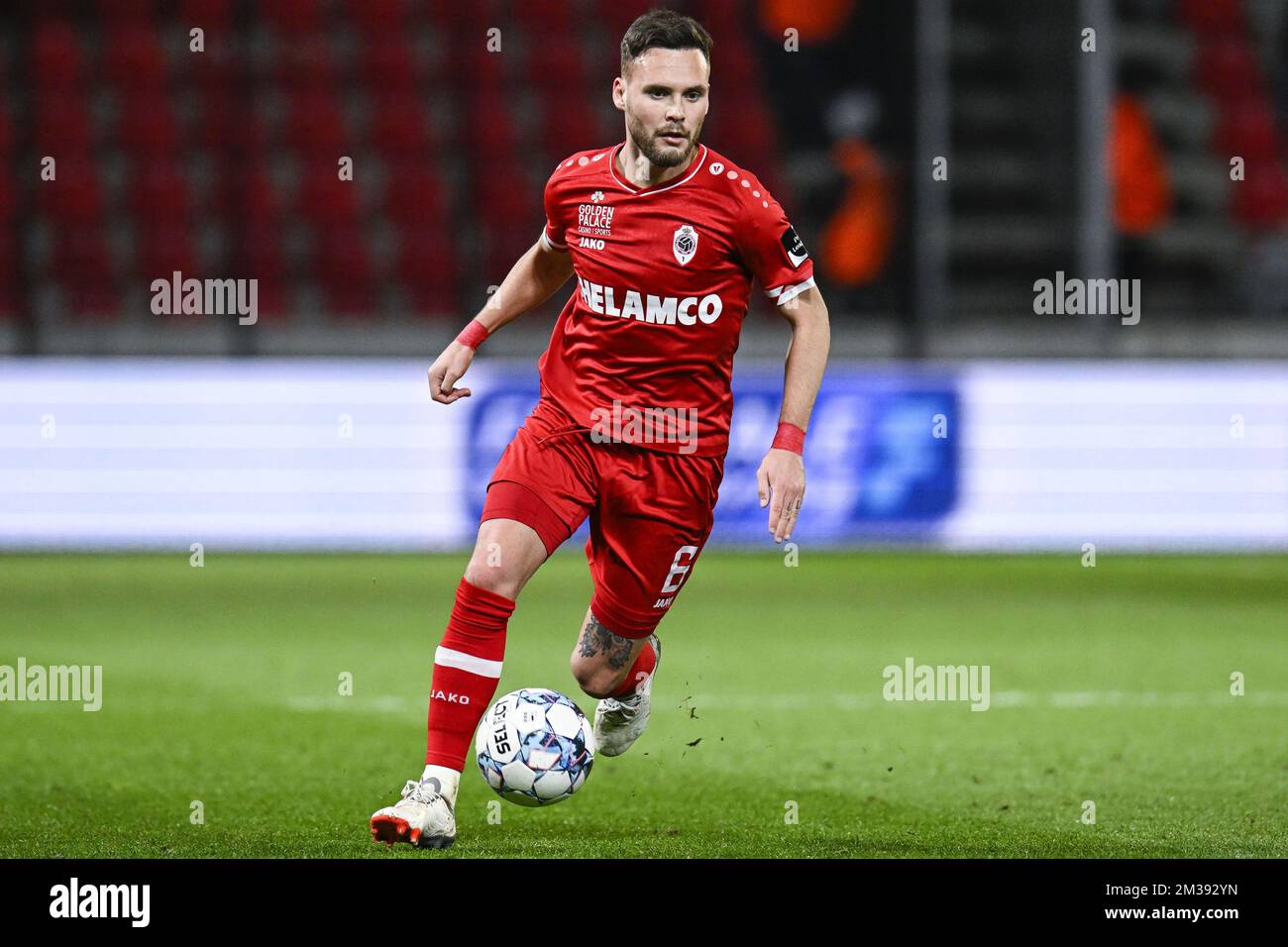 Birger Verstraete d'Anvers photographié en action lors d'un match de football entre le Royal 