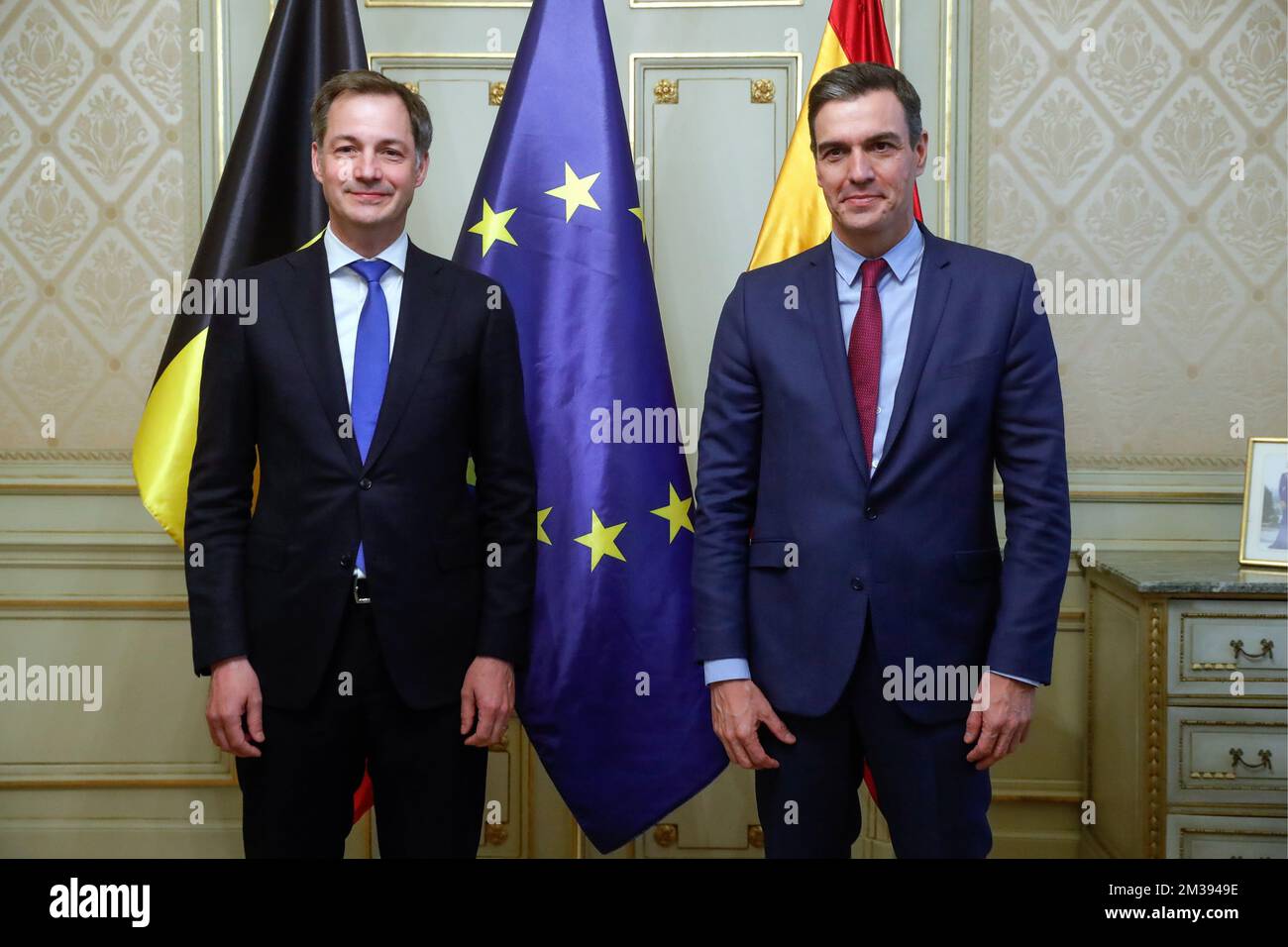 Le Premier ministre Alexander de Croo et le Premier ministre espagnol Pedro Sanchez en photo lors d'une réunion bilatérale entre les premiers ministres de la Belgique et de l'Espagne au bureau du Premier ministre, le lundi 21 mars 2022 à Bruxelles. BELGA PHOTO POOL STEPHANIE LECOCQ Banque D'Images