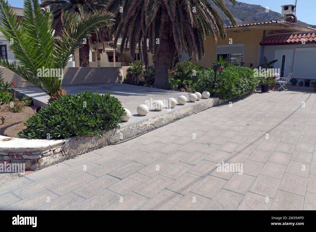 Ornements décoratifs de jardin de boules rondes, île de Tilos au large de Rhodes. Vues 2022. Mai. Banque D'Images
