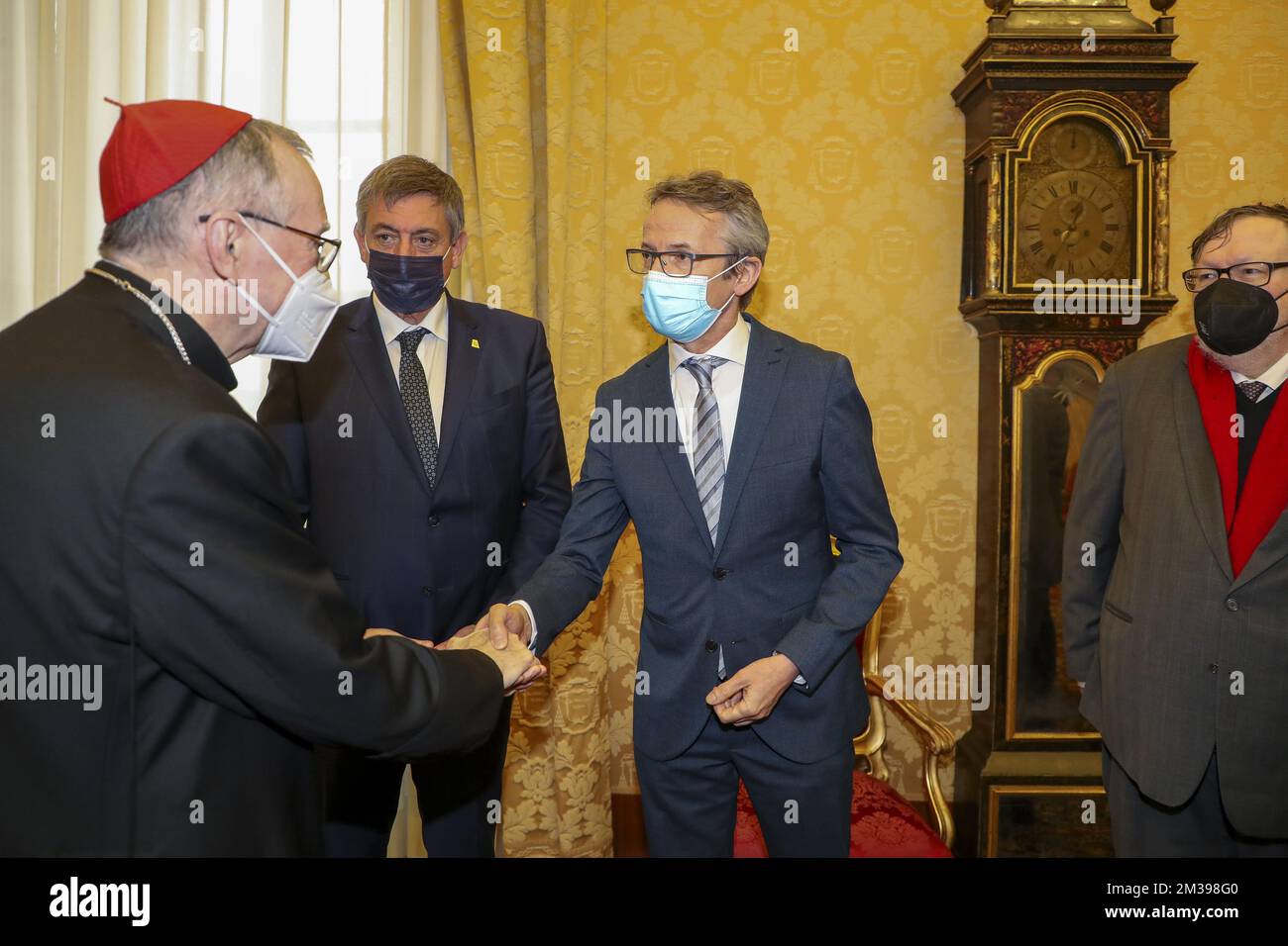 Le président du ministre flamand Jan Jambon et Pietro Parolin photographiés lors d'une visite à la Cité du Vatican, le mercredi 30 mars 2022, au cours d'une mission du président du ministre flamand. BELGA PHOTO NICOLAS MATERLINCK Banque D'Images