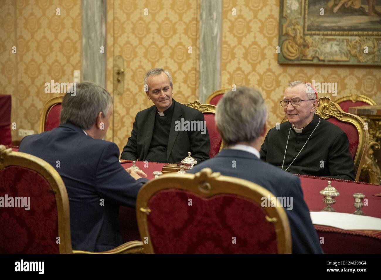 Le président du ministre flamand Jan Jambon et Pietro Parolin photographiés lors d'une visite à la Cité du Vatican, le mercredi 30 mars 2022, au cours d'une mission du président du ministre flamand. BELGA PHOTO NICOLAS MATERLINCK Banque D'Images