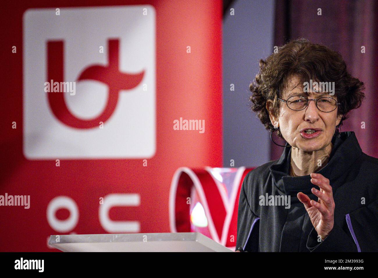 Le professeur Ozlem Tureci a été photographié lors d'une cérémonie de remise des diplômes honorifiques des médecins Honoris Causa à l'Université d'Anvers, le jeudi 31 mars 2022. Les professeurs Sahin et Tureci reçoivent le doctorat honorifique de la Faculté de médecine et des sciences de la santé en reconnaissance de leur travail pionnier dans le développement et la mise en œuvre de la technologie de l'ARNm en immunothérapie et en vaccinologie et dans le développement du vaccin corona basé sur celui-ci de Pfizer et BioNTech. BELGA PHOTO JASPER JACOBS Banque D'Images