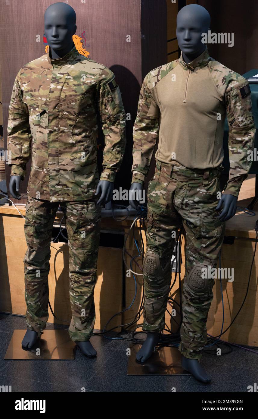 L illustration montre des mannequins portant les nouveaux uniformes pendant un moment de presse pour presenter le nouveau systeme de vetements operationnels pour nos soldats a l Ecole militaire royale...