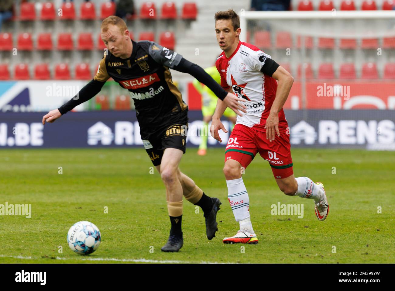 Christian Bruls de STVV et David Hubert d'Essevee se battent pour le ballon lors d'un match de football entre SV Zulte-Waregem et Sint-Truidense VV, samedi 02 avril 2022 à Waregem, le 33 de la première division du championnat belge de la Jupiler Pro League 2021-2022. BELGA PHOTO KURT DESPLENTER Banque D'Images