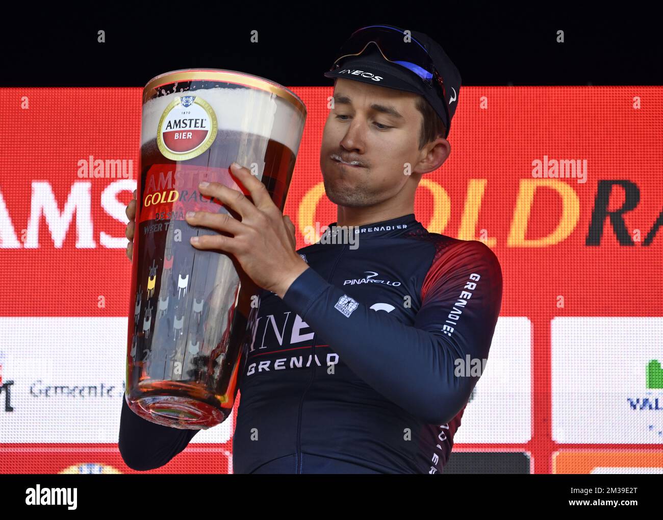 https://c8.alamy.com/compfr/2m39e2t/le-polonais-michal-kwiatkowski-d-ineos-grenadiers-boit-un-verre-gigantesque-de-biere-amstel-alors-qu-il-celebre-sur-le-podium-apres-avoir-remporte-la-course-cycliste-d-une-journee-de-l-elite-masculine-amstel-gold-race-a-254-1-km-de-maastricht-a-valkenburg-pays-bas-le-dimanche-10-avril-2022-belga-photo-eric-lalmand-2m39e2t.jpg