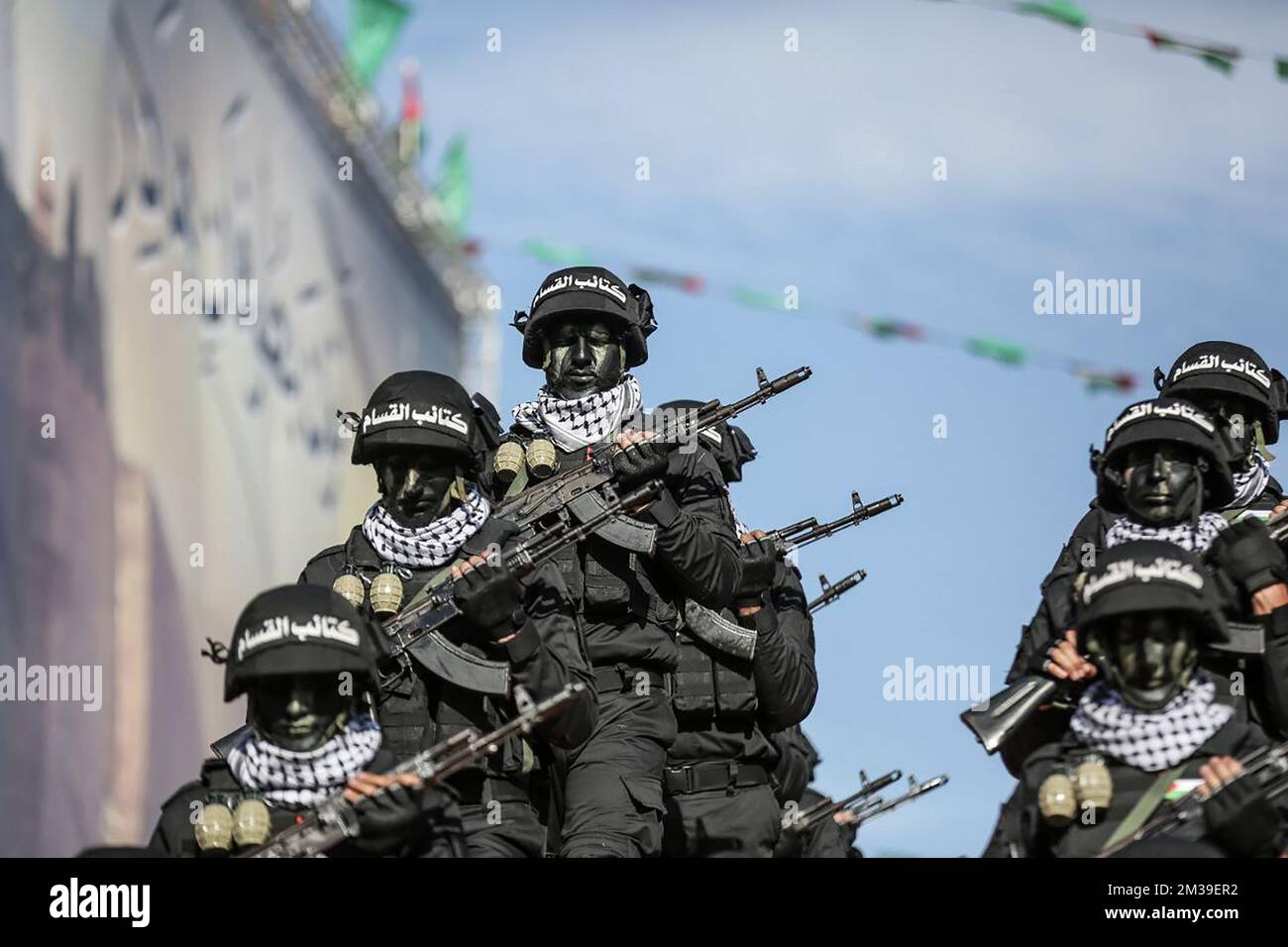 Gaza, bande de Gaza, Palestine. 14th décembre 2022. Des membres des Brigades Izz ad-DIN al Qassam, l'aile militaire du mouvement de résistance islamique palestinien Hamas, assistent à un rassemblement à Gaza, dans la bande de Gaza, sur 14 décembre 2022, marquant ainsi le 35th anniversaire de la fondation du groupe. Photo du Bureau de presse du mouvement du Hamas/UPI crédit: UPI/Alay Live News Banque D'Images