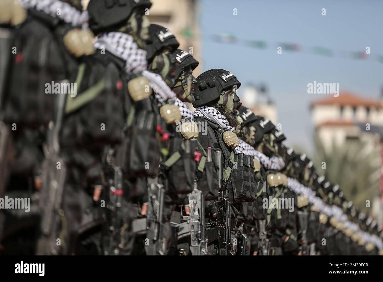 Gaza, bande de Gaza, Palestine. 14th décembre 2022. Des membres des Brigades Izz ad-DIN al Qassam, l'aile militaire du mouvement de résistance islamique palestinien Hamas, assistent à un rassemblement à Gaza, dans la bande de Gaza, sur 14 décembre 2022, marquant ainsi le 35th anniversaire de la fondation du groupe. Photo du Bureau de presse du mouvement du Hamas/UPI crédit: UPI/Alay Live News Banque D'Images