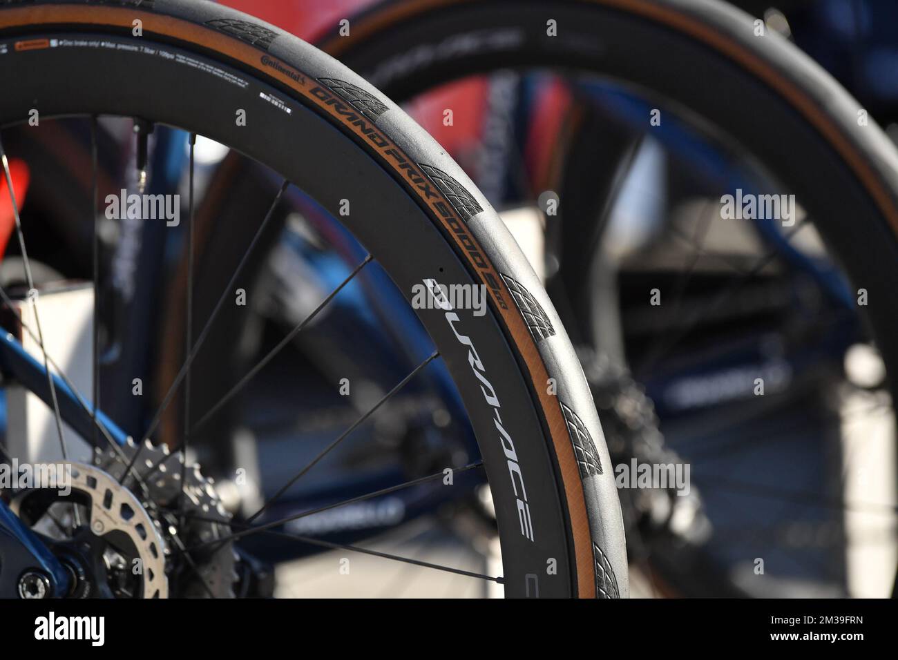 L'illustration montre les pneus de l'équipe d'ofd Ineos aux préparatifs avant l'édition 119th de la course cycliste d'une journée 'Paris-Roubaix', de Compiègne, près de Paris à Roubaix, jeudi 14 avril 2022. C'est la première fois depuis 2019 que la course peut se tenir à nouveau en avril, car les éditions précédentes ont été annulées ou reportées en raison de la pandémie de Covid-19. BELGA PHOTO LUC CLAESSEN Banque D'Images