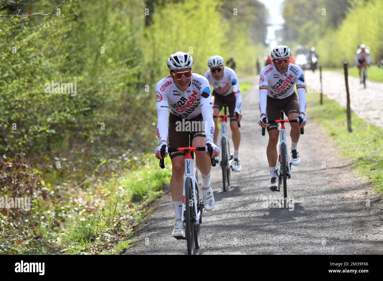 Oliver Naesen (R) belge de AG2R Citroën photographié en action lors des préparatifs en vue de l'édition 119th de la course cycliste d'une journée 'Paris-Roubaix', de Compiègne, près de Paris à Roubaix, jeudi 14 avril 2022. C'est la première fois depuis 2019 que la course peut se tenir à nouveau en avril, car les éditions précédentes ont été annulées ou reportées en raison de la pandémie de Covid-19. BELGA PHOTO LUC CLAESSEN Banque D'Images