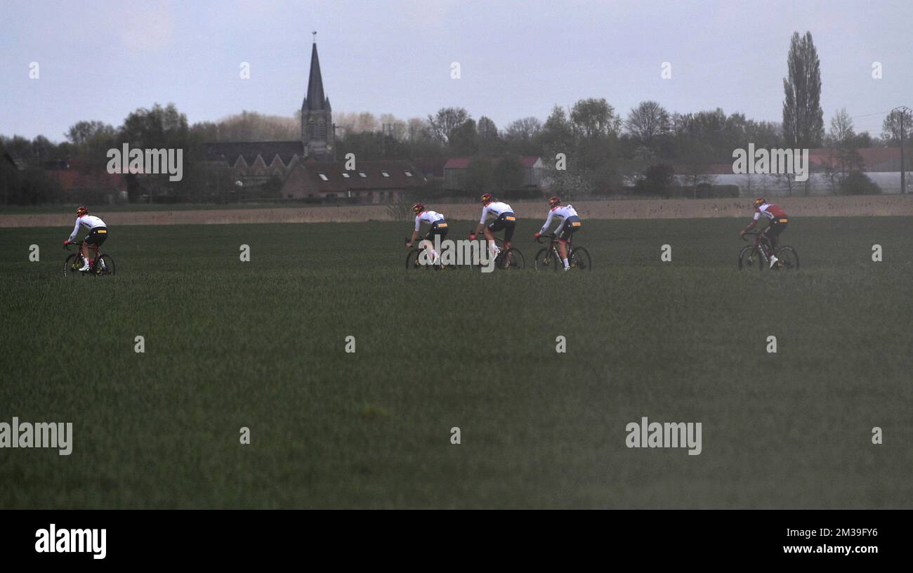 L'illustration montre des pilotes en préparation avant l'édition 119th de la course cycliste d'une journée 'Paris-Roubaix', de Compiègne, près de Paris à Roubaix, jeudi 14 avril 2022. C'est la première fois depuis 2019 que la course peut se tenir à nouveau en avril, car les éditions précédentes ont été annulées ou reportées en raison de la pandémie de Covid-19. BELGA PHOTO LUC CLAESSEN Banque D'Images