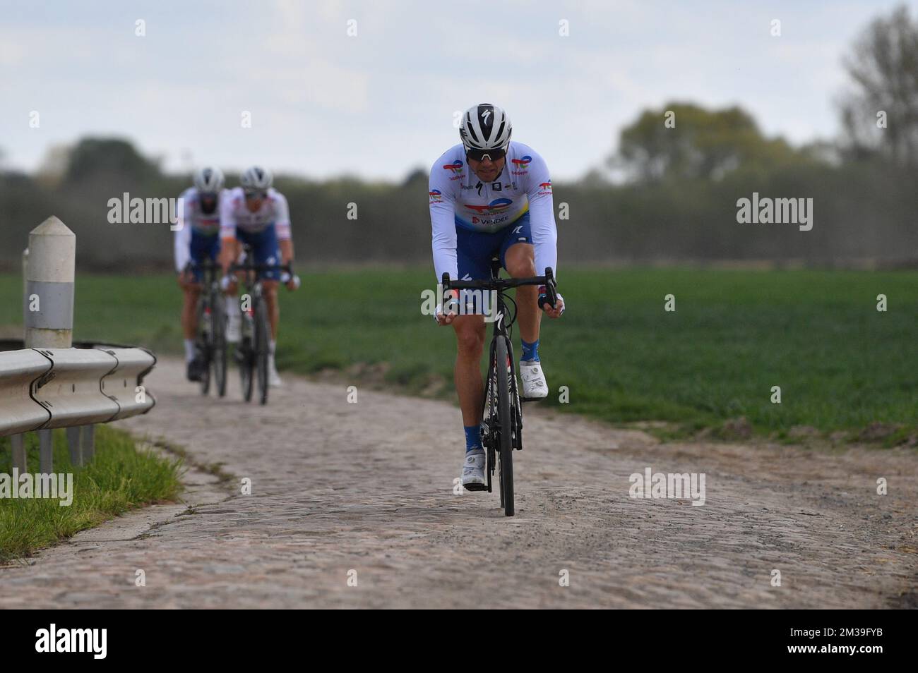 Norwegian Edvald Boasson-Hagen de Total Direct Energie photographié en action lors des préparatifs avant l'édition 119th de la course cycliste d'une journée 'Paris-Roubaix', de Compiegne, près de Paris à Roubaix, jeudi 14 avril 2022. C'est la première fois depuis 2019 que la course peut se tenir à nouveau en avril, car les éditions précédentes ont été annulées ou reportées en raison de la pandémie de Covid-19. BELGA PHOTO LUC CLAESSEN Banque D'Images