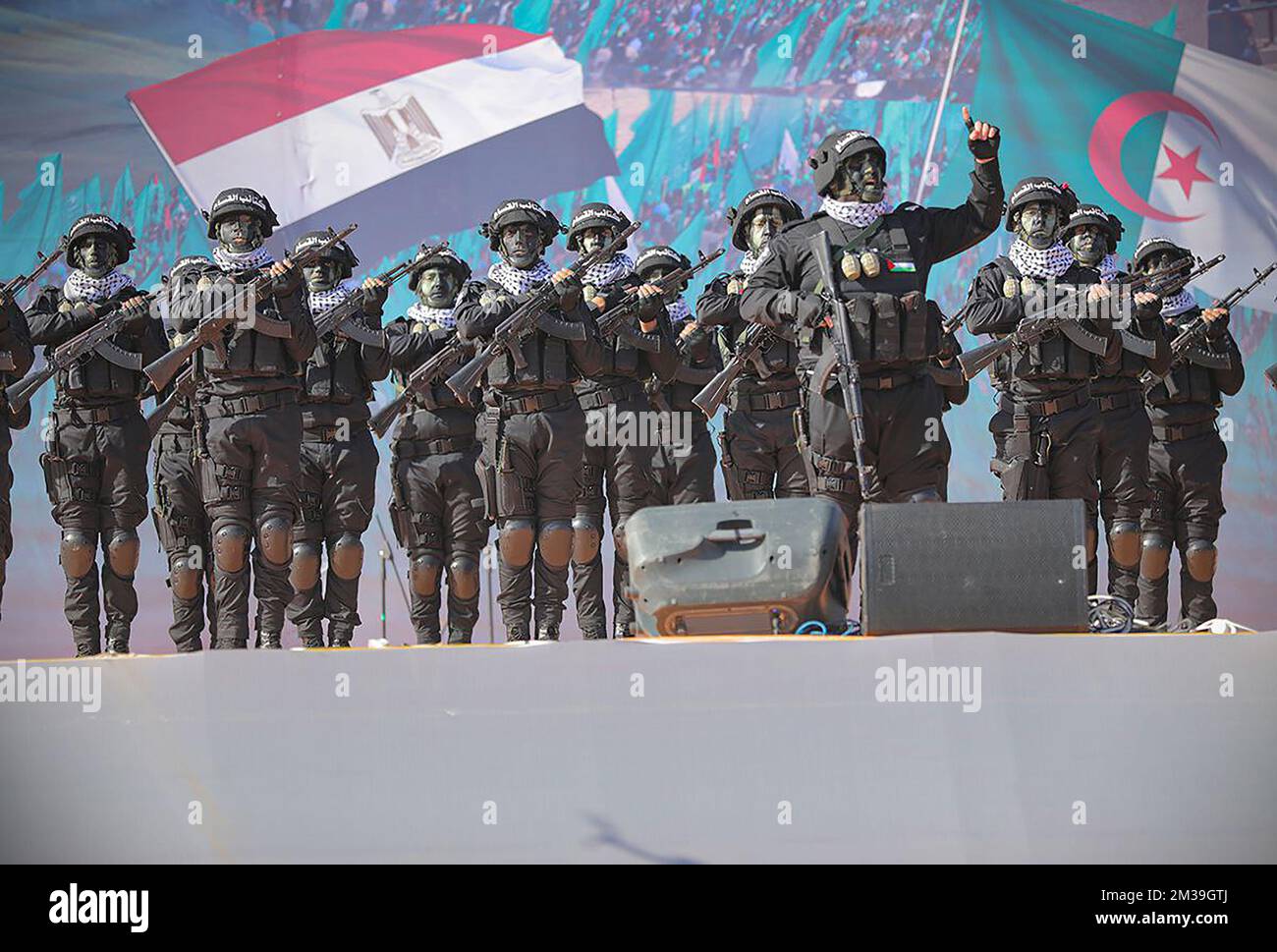 Gaza, bande de Gaza, Palestine. 14th décembre 2022. Des membres des Brigades Izz ad-DIN al Qassam, l'aile militaire du mouvement de résistance islamique palestinien Hamas, assistent à un rassemblement à Gaza, dans la bande de Gaza, sur 14 décembre 2022, marquant ainsi le 35th anniversaire de la fondation du groupe. Photo du Bureau de presse du mouvement du Hamas/UPI crédit: UPI/Alay Live News Banque D'Images