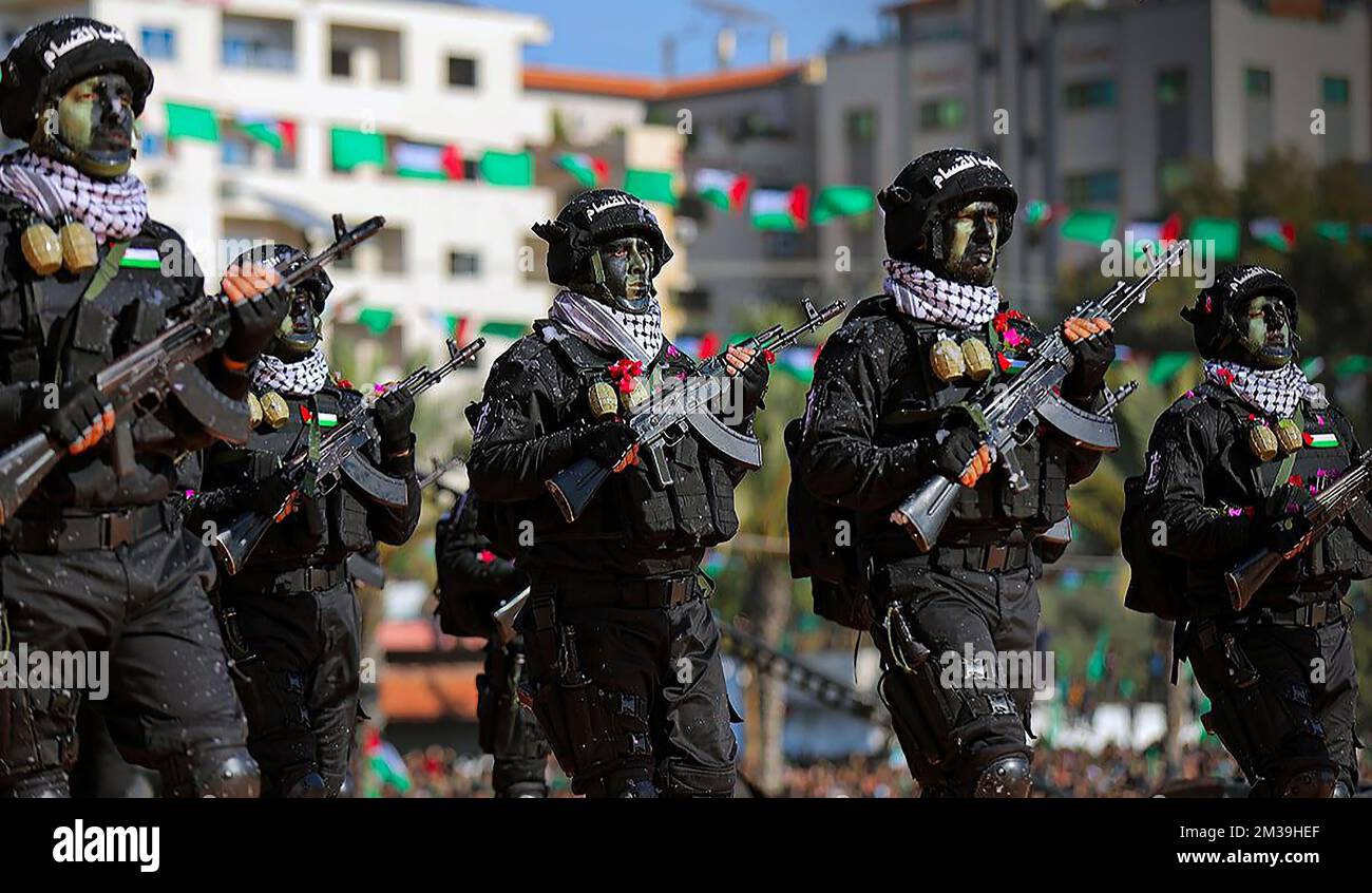 Gaza, bande de Gaza, Palestine. 14th décembre 2022. Des membres des Brigades Izz ad-DIN al Qassam, l'aile militaire du mouvement de résistance islamique palestinien Hamas, assistent à un rassemblement à Gaza, dans la bande de Gaza, sur 14 décembre 2022, marquant ainsi le 35th anniversaire de la fondation du groupe. Photo du Bureau de presse du mouvement du Hamas/UPI crédit: UPI/Alay Live News Banque D'Images