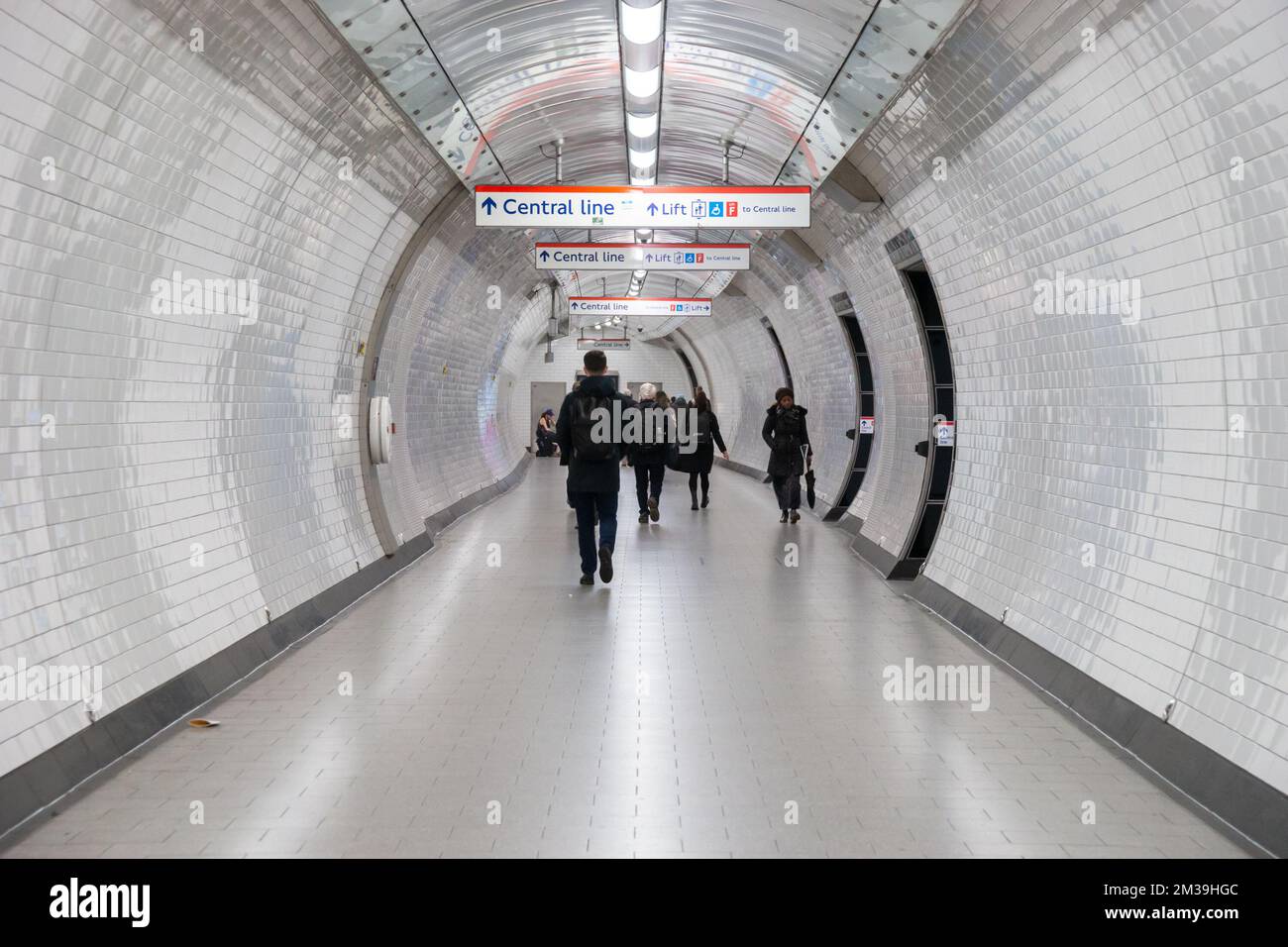 Ligne centrale de métro ou tunnel de métro, Londres, Royaume-Uni. Passagers marchant vers la plate-forme Banque D'Images