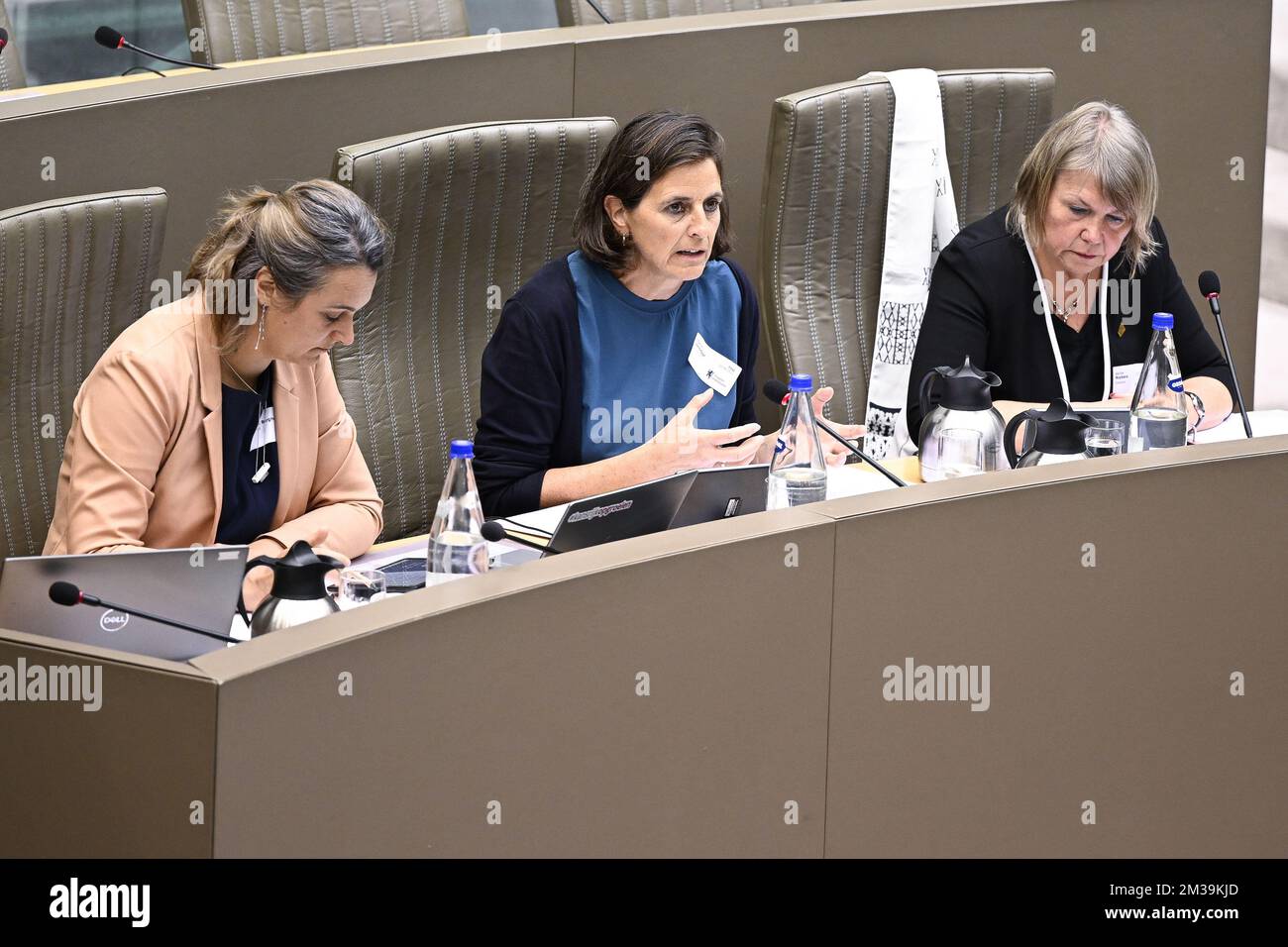 Agentschap Opgroeien Chef de domaine Ariane Van den Berghe, Agentschap Opgroeien Directeur général Katrien Verhegge et responsable de crise et secrétaire général du département bien-être social Karine Moykens photographié lors d'une session de la commission de recherche sur la sécurité dans la garde d'enfants avec une audition avec Kind en Gezin et l'inspection des soins, Vendredi 22 avril 2022 à Bruxelles. BELGA PHOTO LAURIE DIEFFEMBACQ Banque D'Images