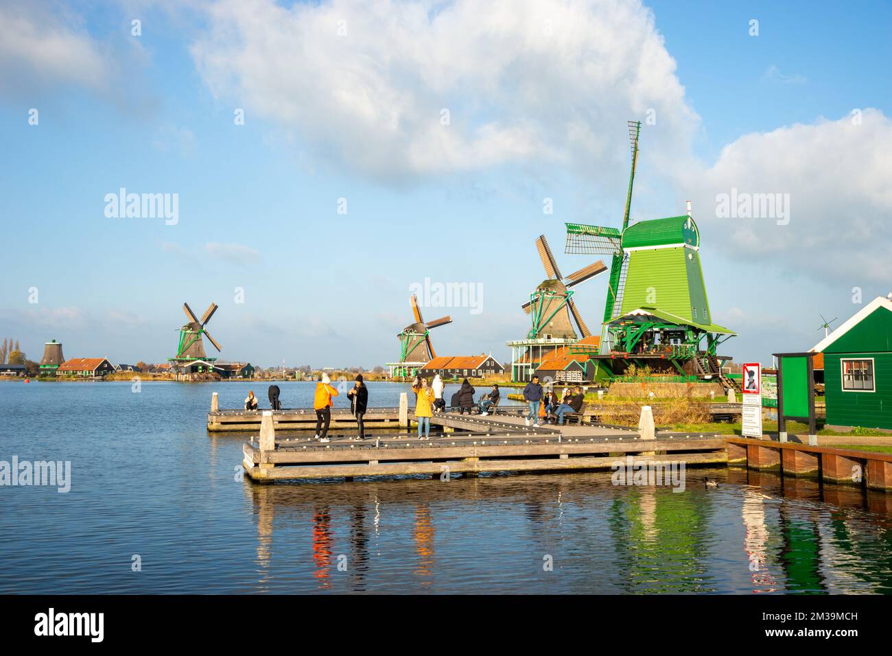 Moulins à vent de Zaanse Schans, pays-Bas, avec des personnes prenant des photos en face Banque D'Images